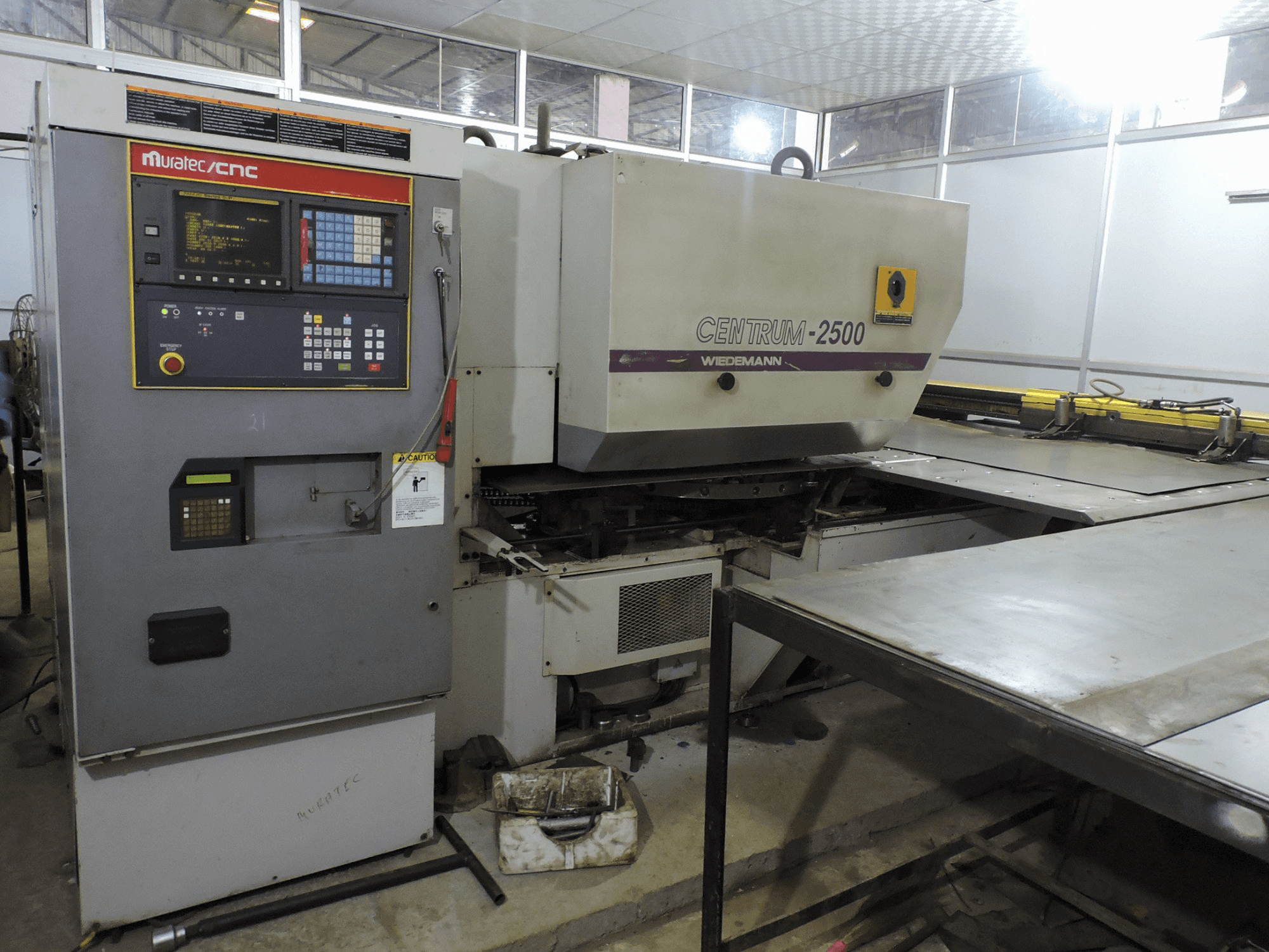 Vista izquierda de la máquina Murata Wiedemann C-2500