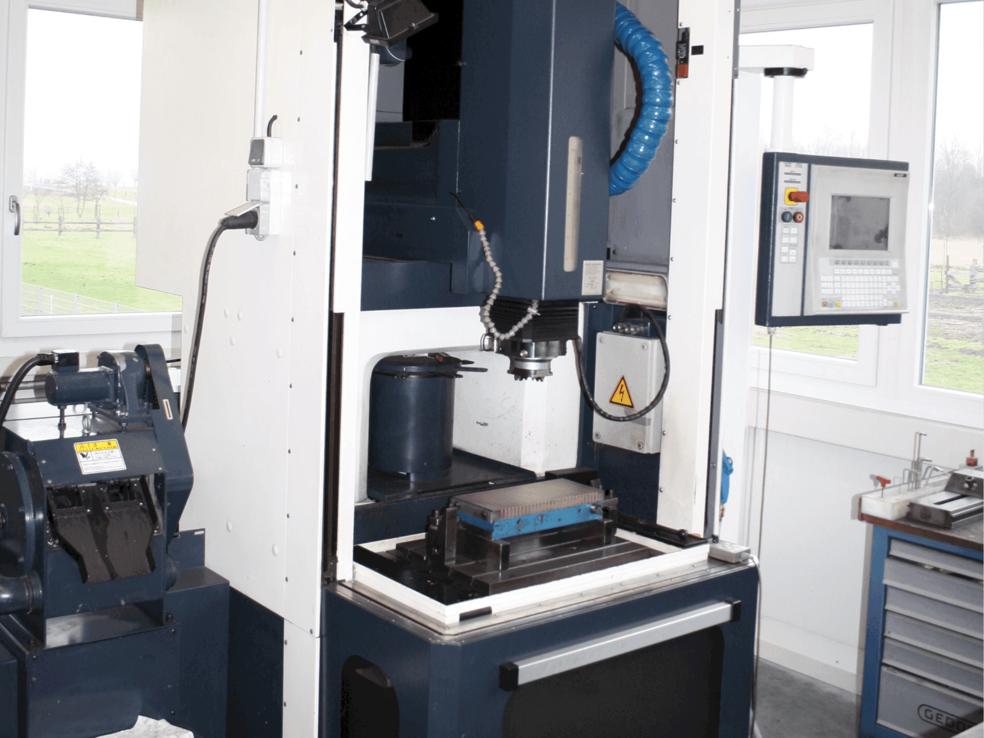 Vista frontal de la máquina Makino EDNC 30
