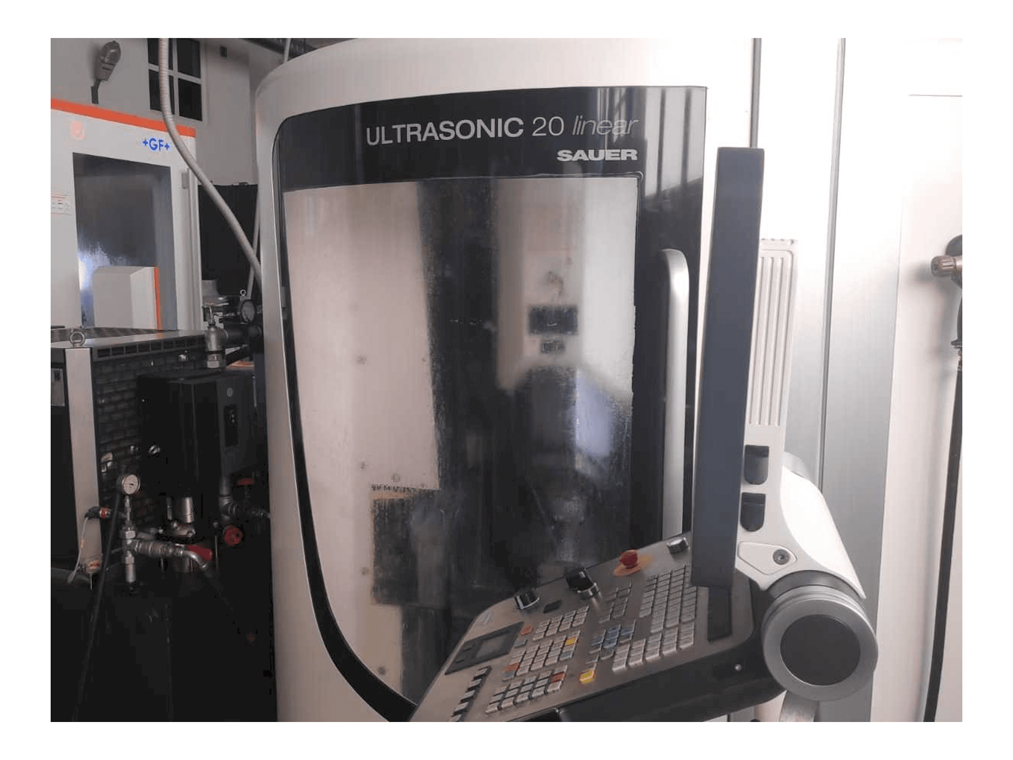 Vista frontal de la máquina DMG MORI UltraSonic 20 Linear