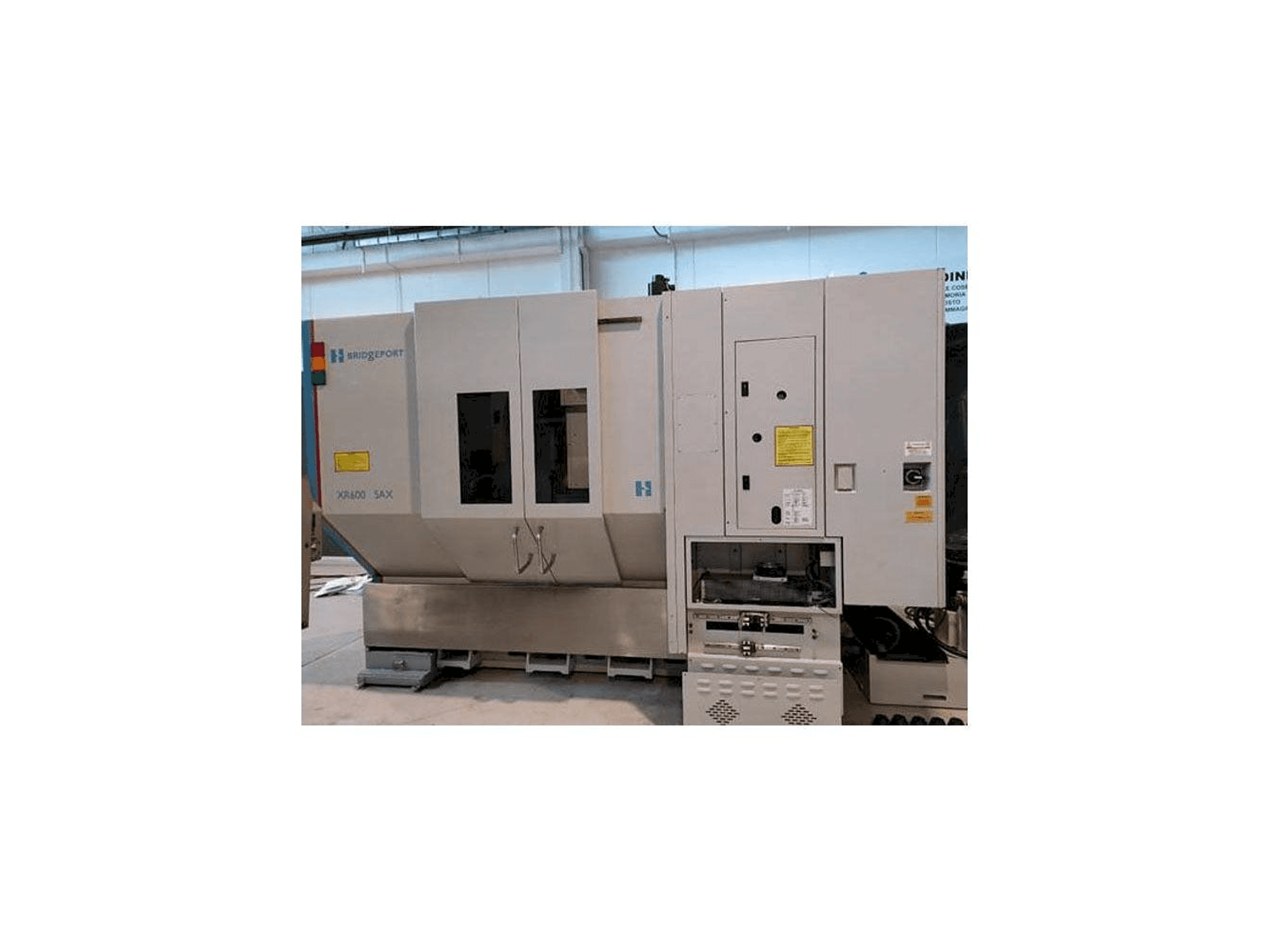 Vista frontal de la máquina HARDINGE XR 600 5AX