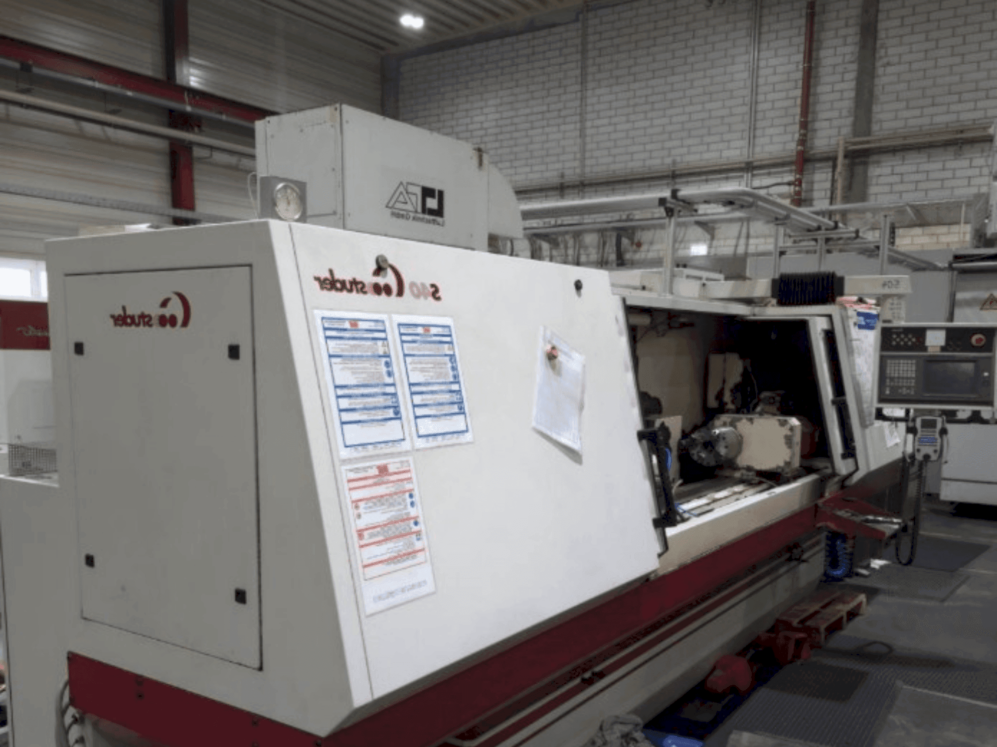 Vista frontal de la máquina STUDER S40 CNC (2001)