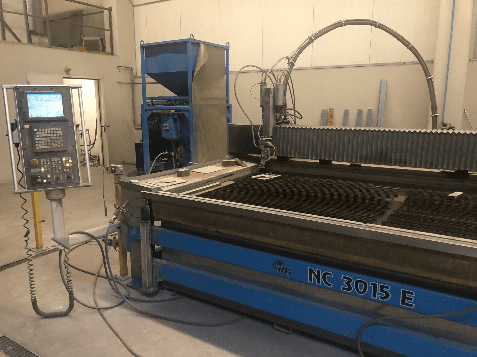 Vista frontal de la máquina WJS NC 3015 E