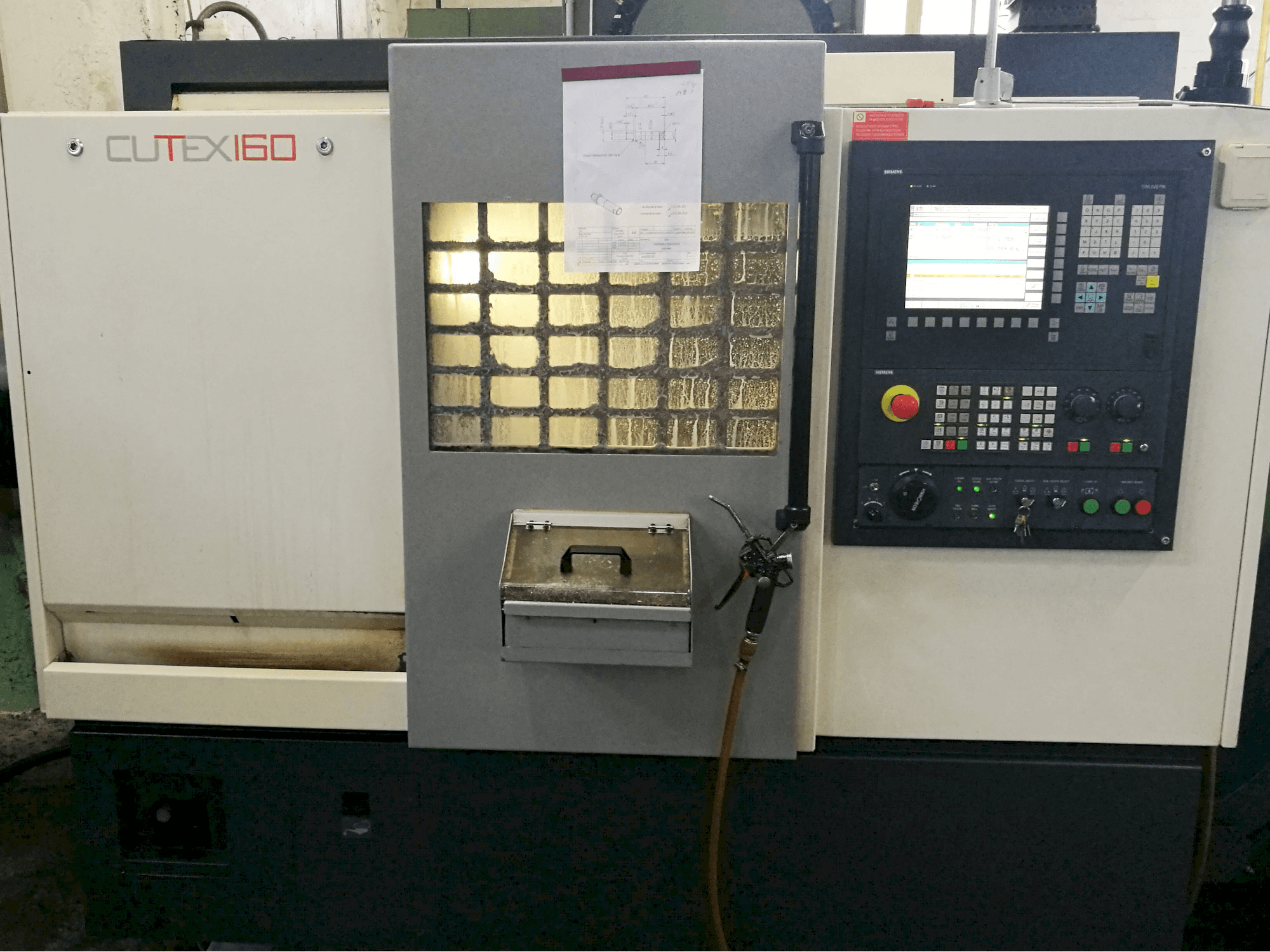 Vista frontal de la máquina HWACHEON CUTEX-160