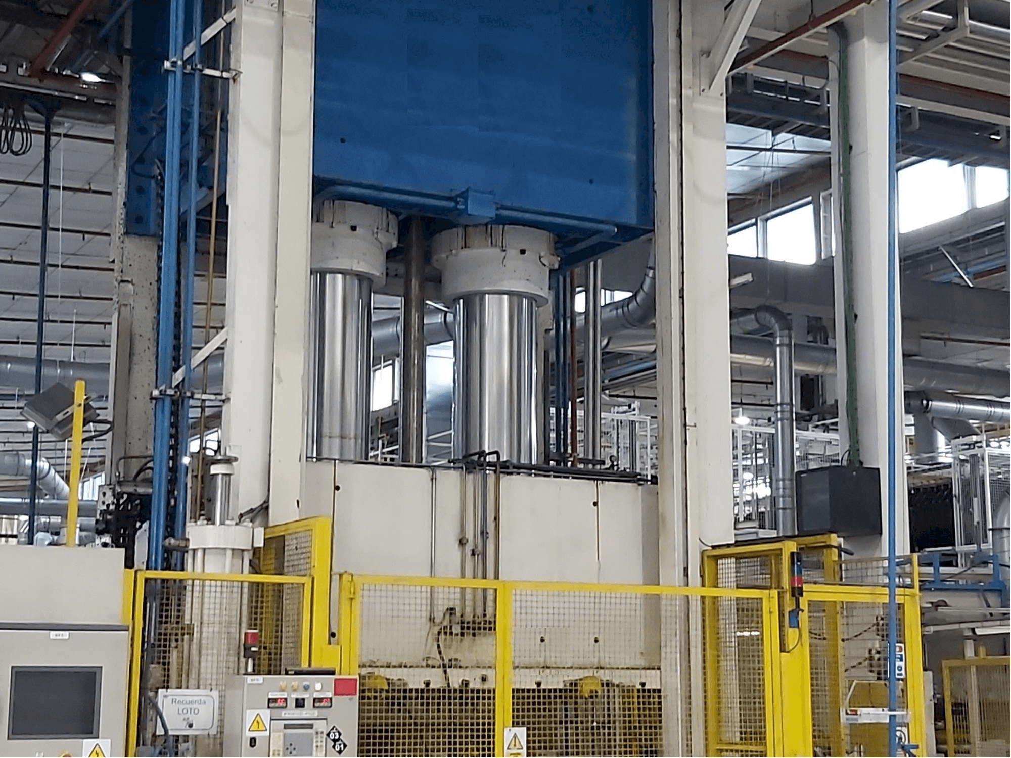 Vista frontal de la máquina Pinette 1500 Ton