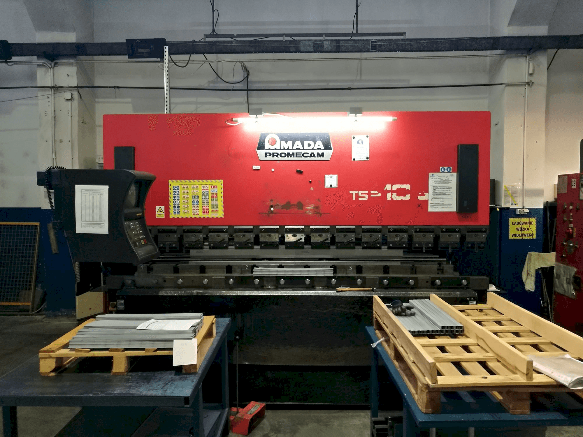 Vista frontal de la máquina AMADA ITS2