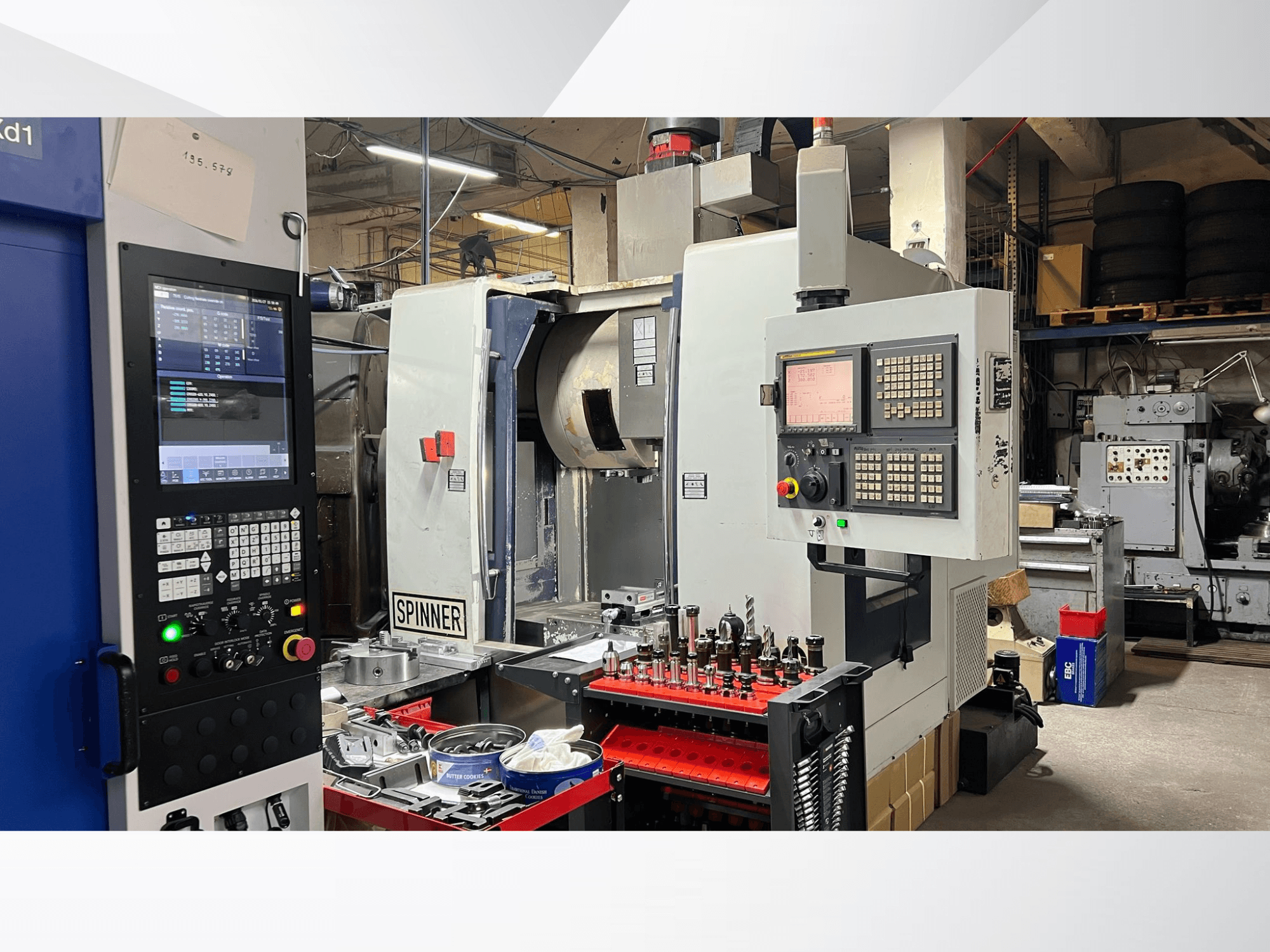 Máquina CNC con un panel de control, herramientas y piezas de trabajo visibles, vista desde un ángulo frontal en un entorno de taller.