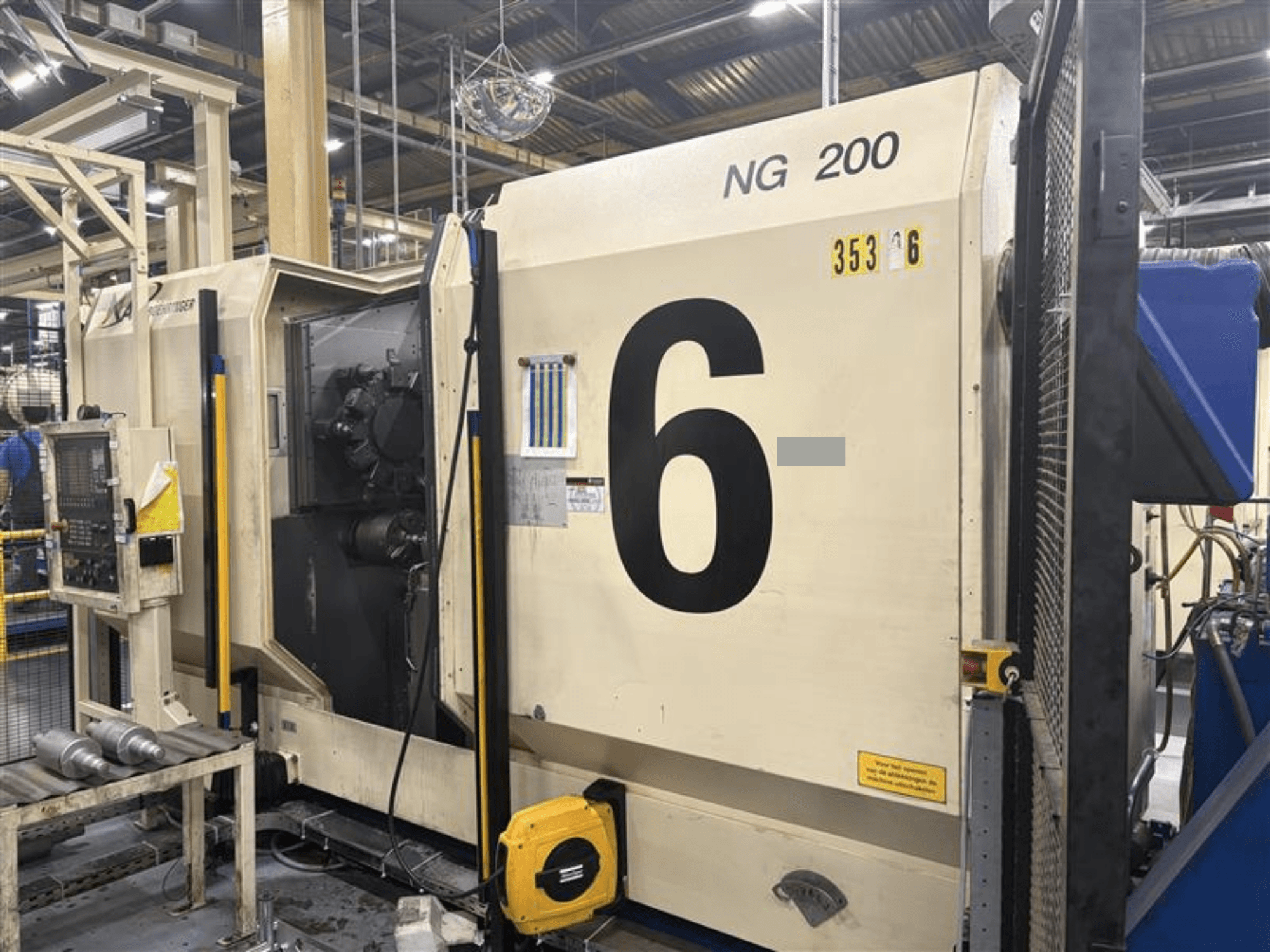 Vista frontal del torno horizontal BOEHRINGER NG-200 con los números grandes y el panel de control visibles, en un entorno de fábrica.