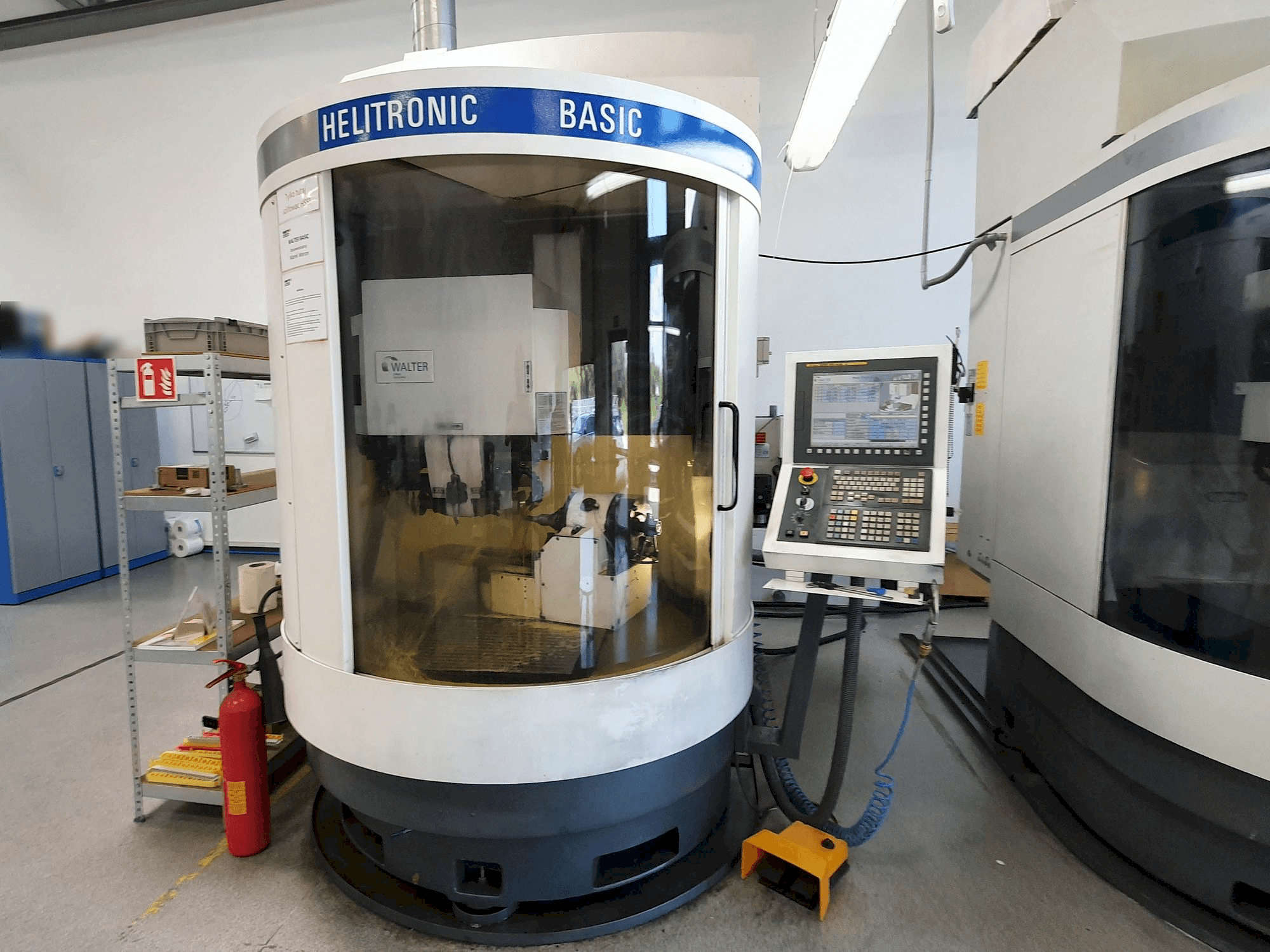 Vista frontal de la máquina Walter Helitronic BASIC-F