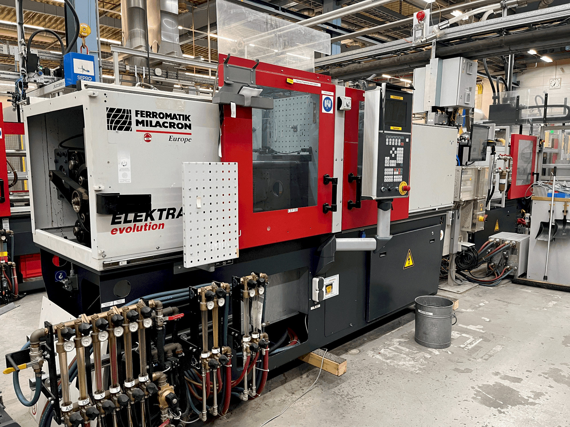 Vista frontal de la máquina FERROMATIK EE 30