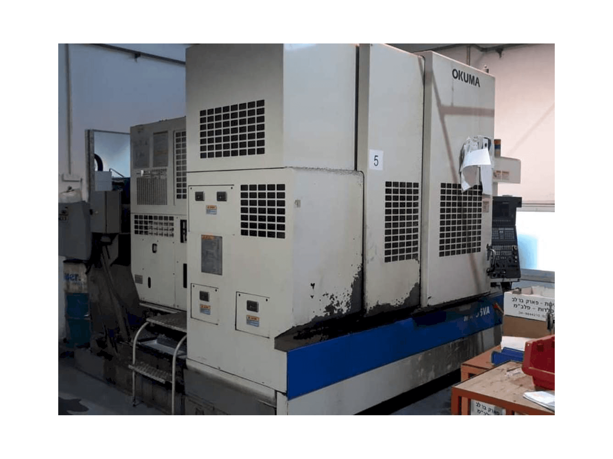 Vista frontal de la máquina Okuma MX-55 VA