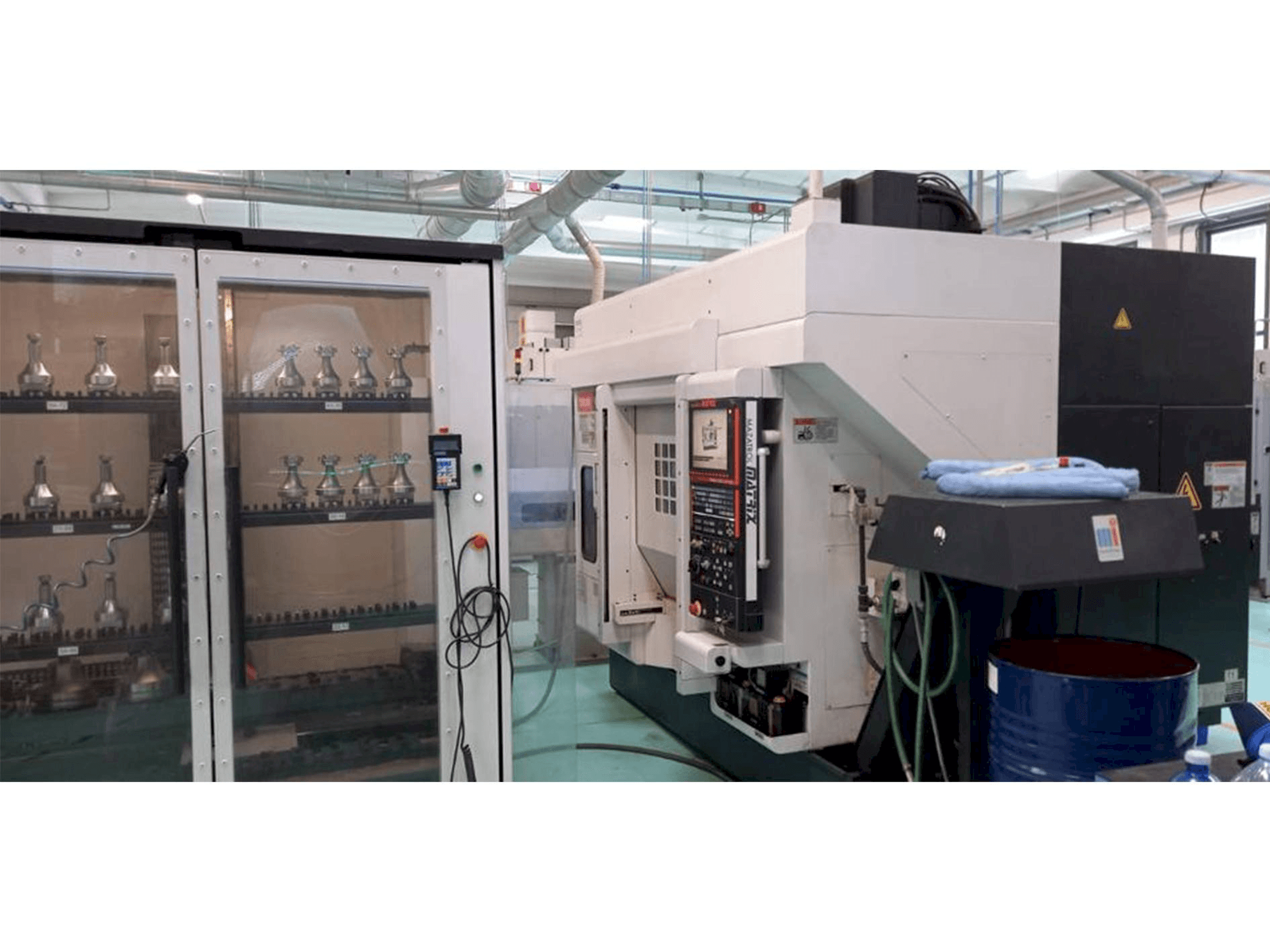 Vista frontal de la máquina Mazak Variaxis 500-5X II