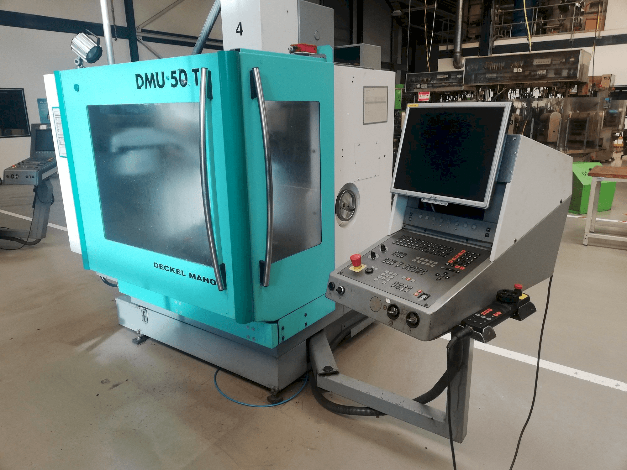 Vista frontal de la máquina DECKEL MAHO DMU 50T