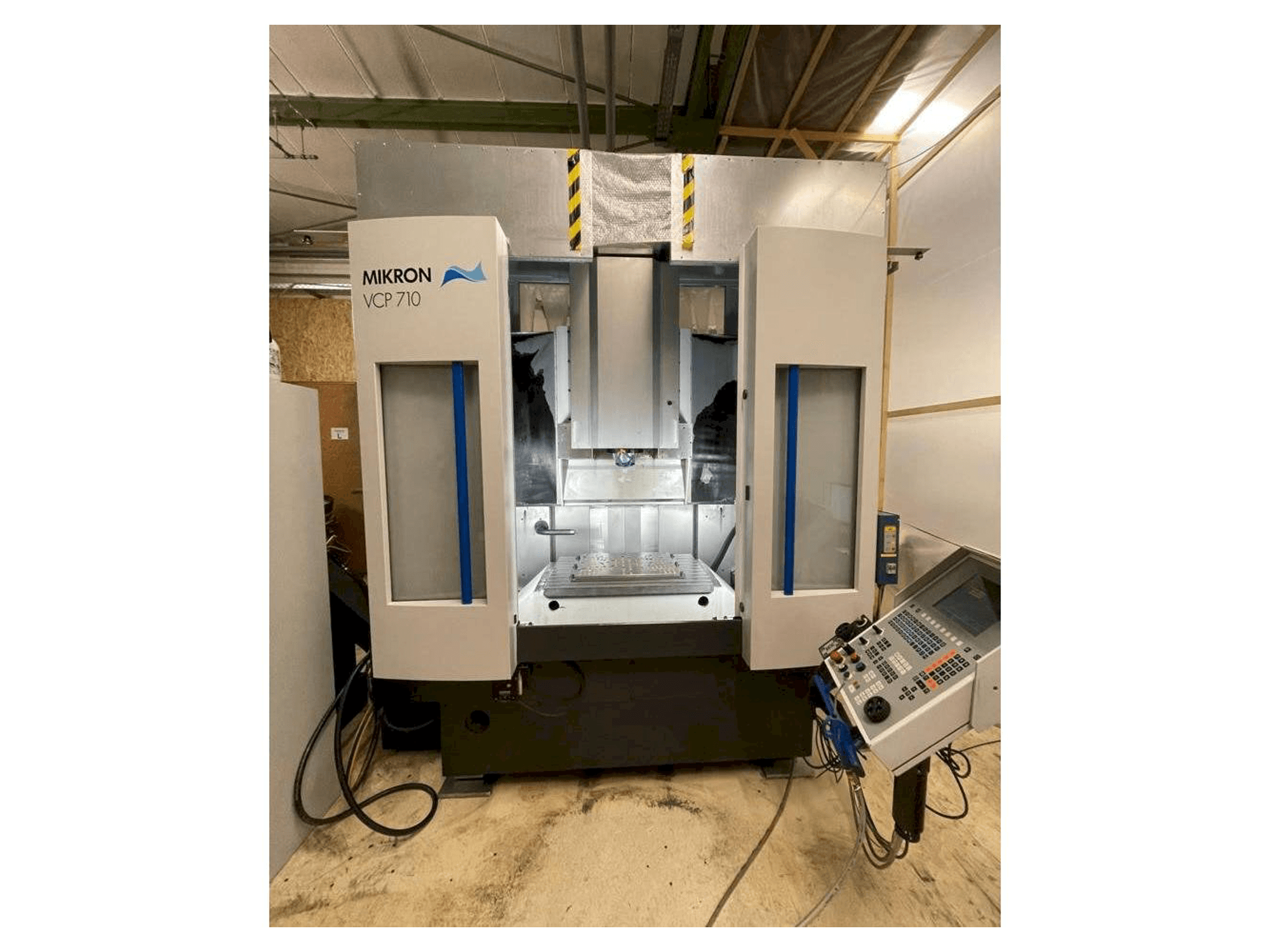 Vista frontal de la máquina MIKRON VCP 710