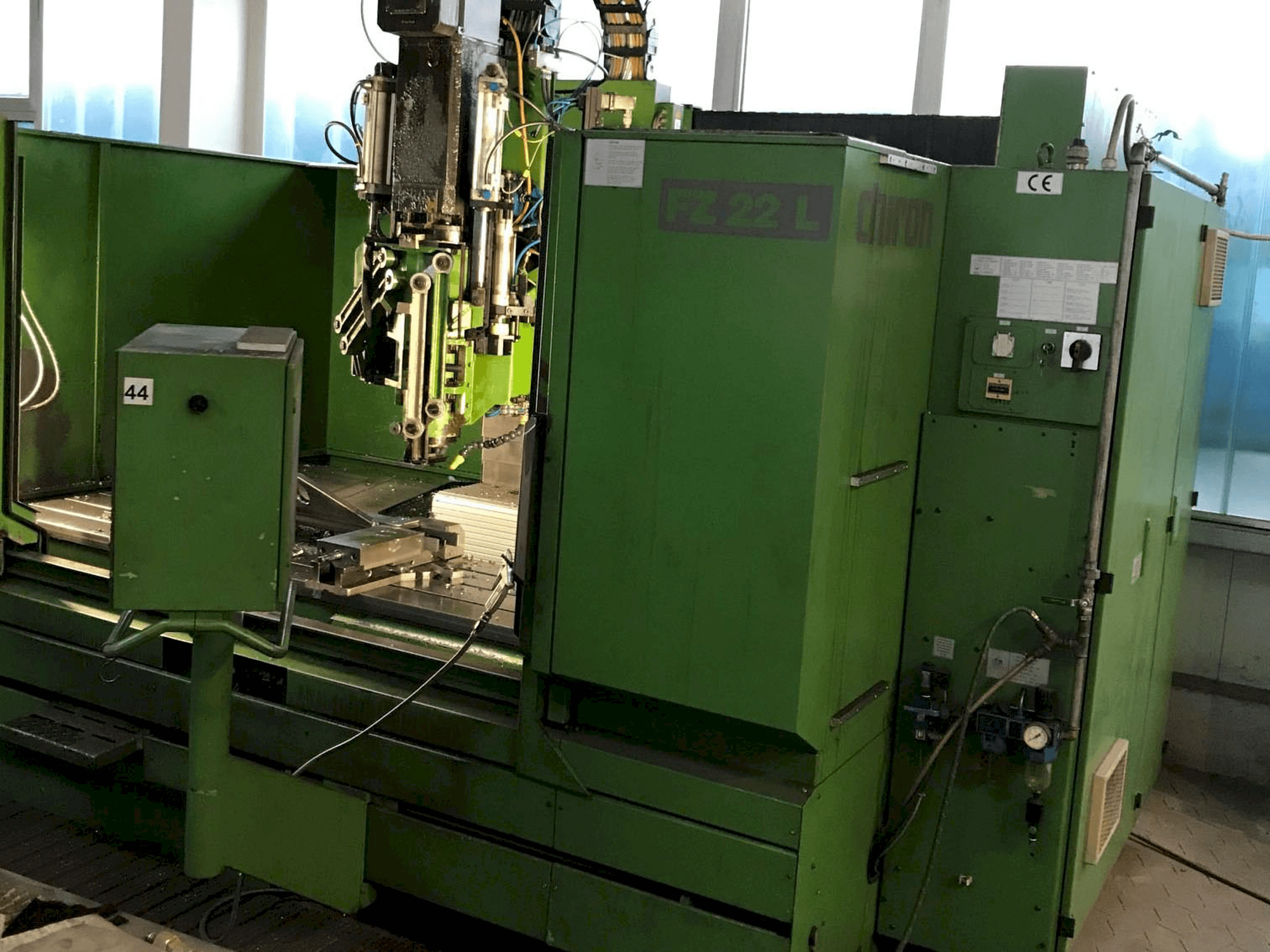 Vista frontal de la máquina CHIRON FZ 22 L