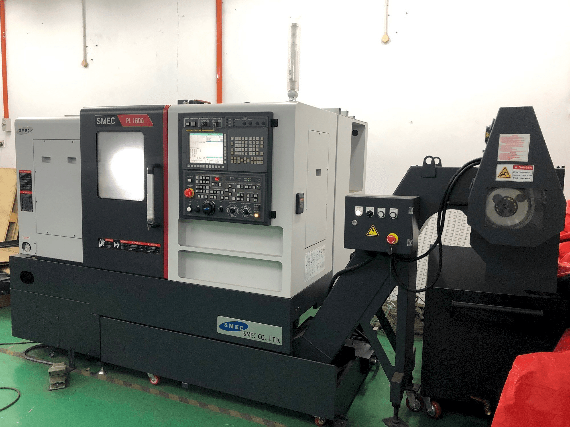 Vista frontal de la máquina SMEC PL1600