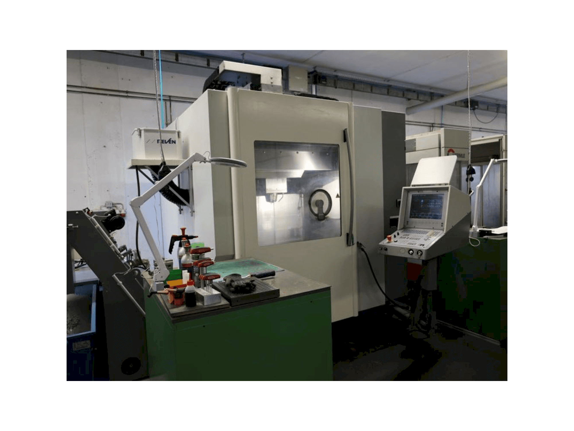 Vista frontal de la máquina DMG DMC65V