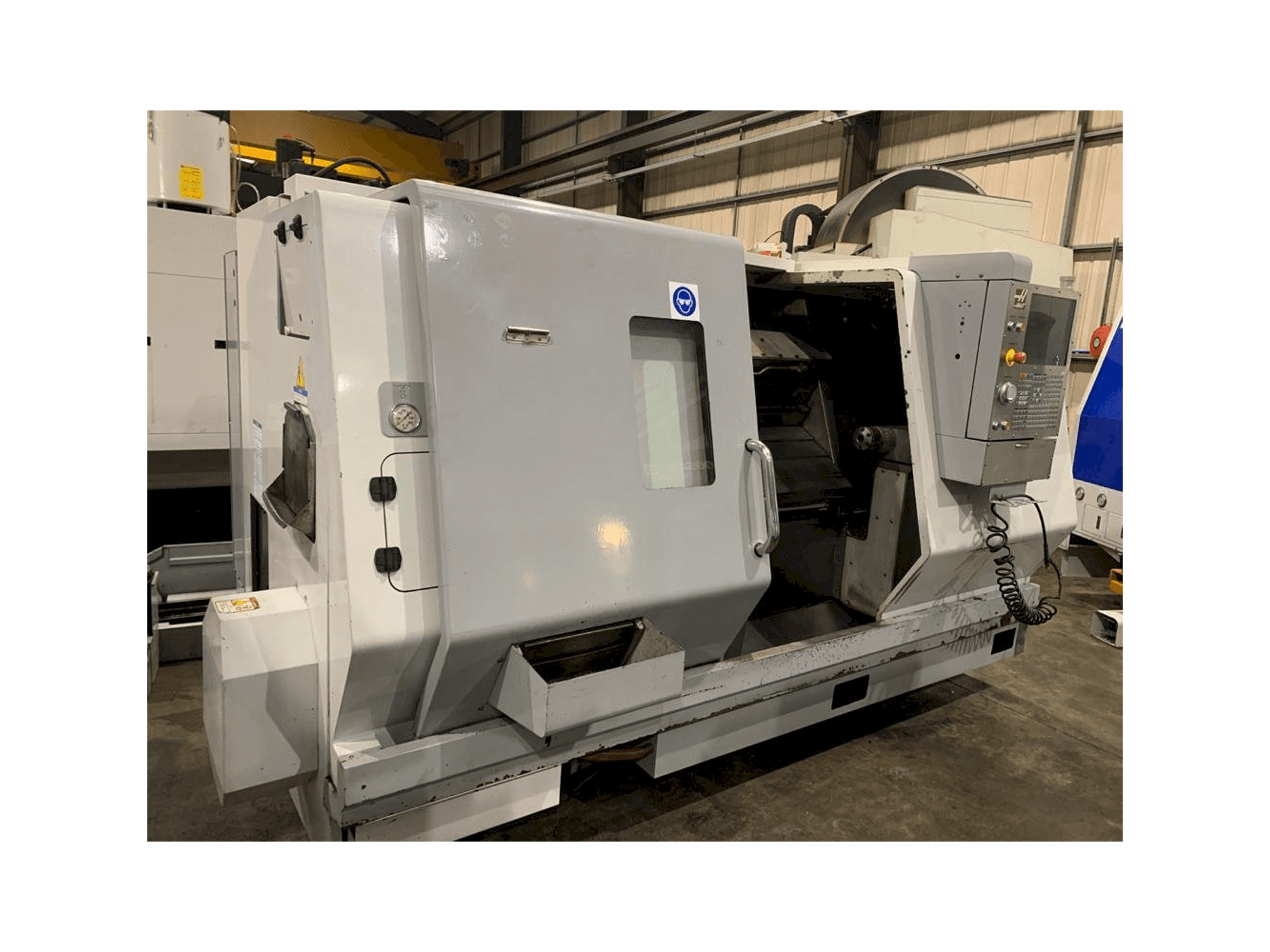 Vista frontal de la máquina HAAS SL-30 THE