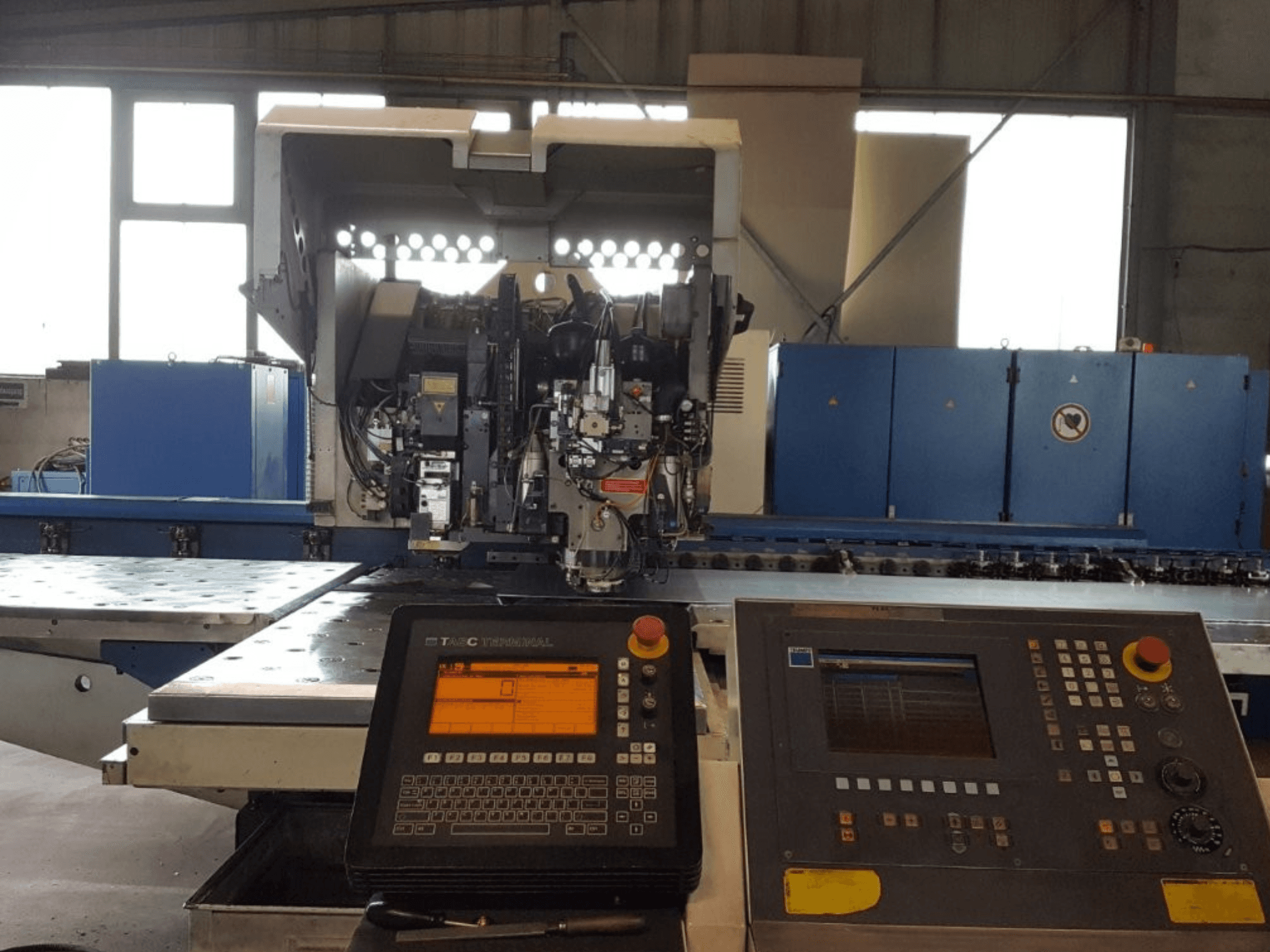 TRUMPF Trumatic 600L Punch-Laser Combo, vista frontal, mostrando el panel de control y los detalles de la maquinaria en un entorno de taller.