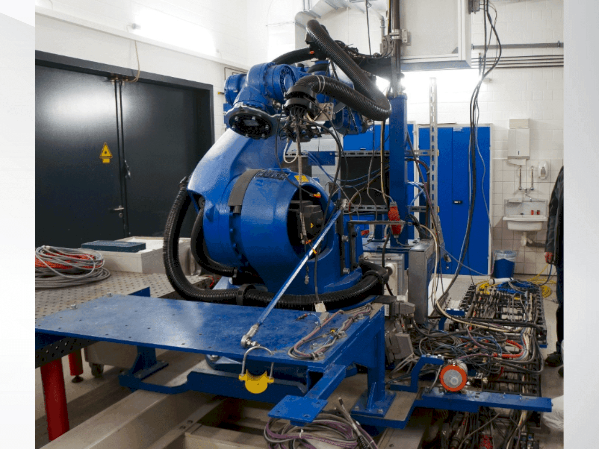 Vista lateral der KUKA KR 100-2 HA 2000  Maschine