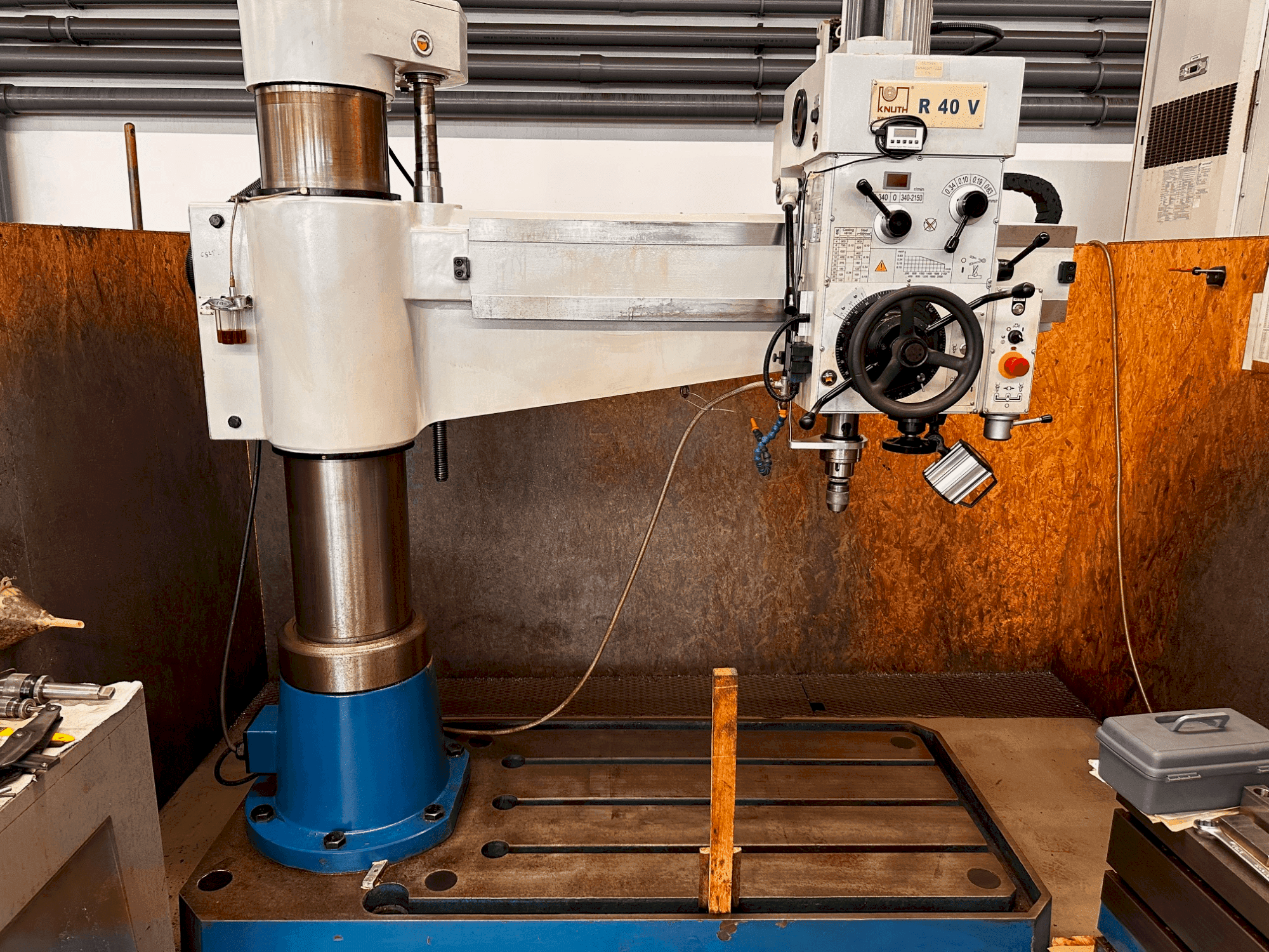 Vista frontal de la máquina KNUTH R40V