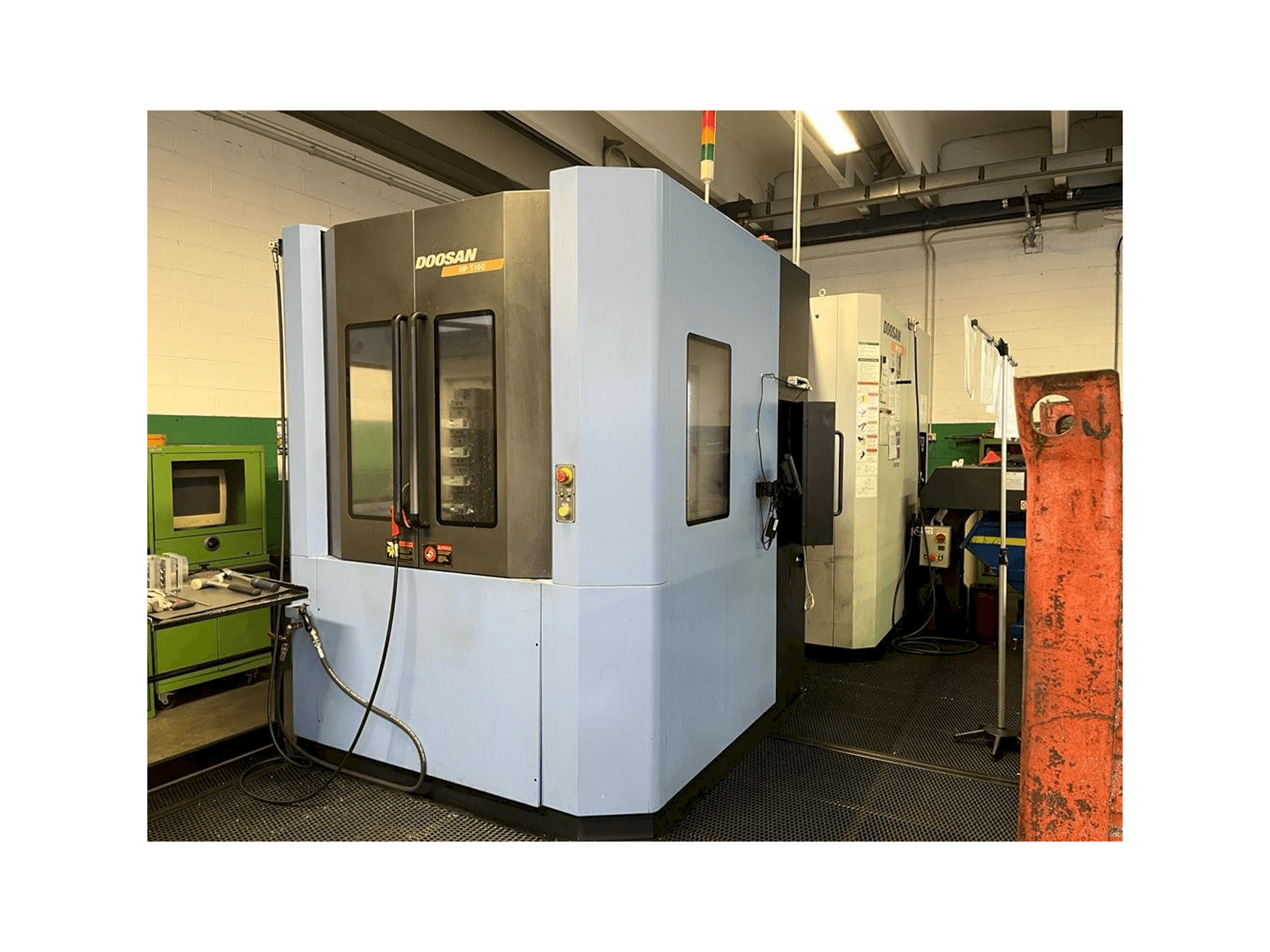 Vista lateral izquierda de la máquina Doosan HP5100