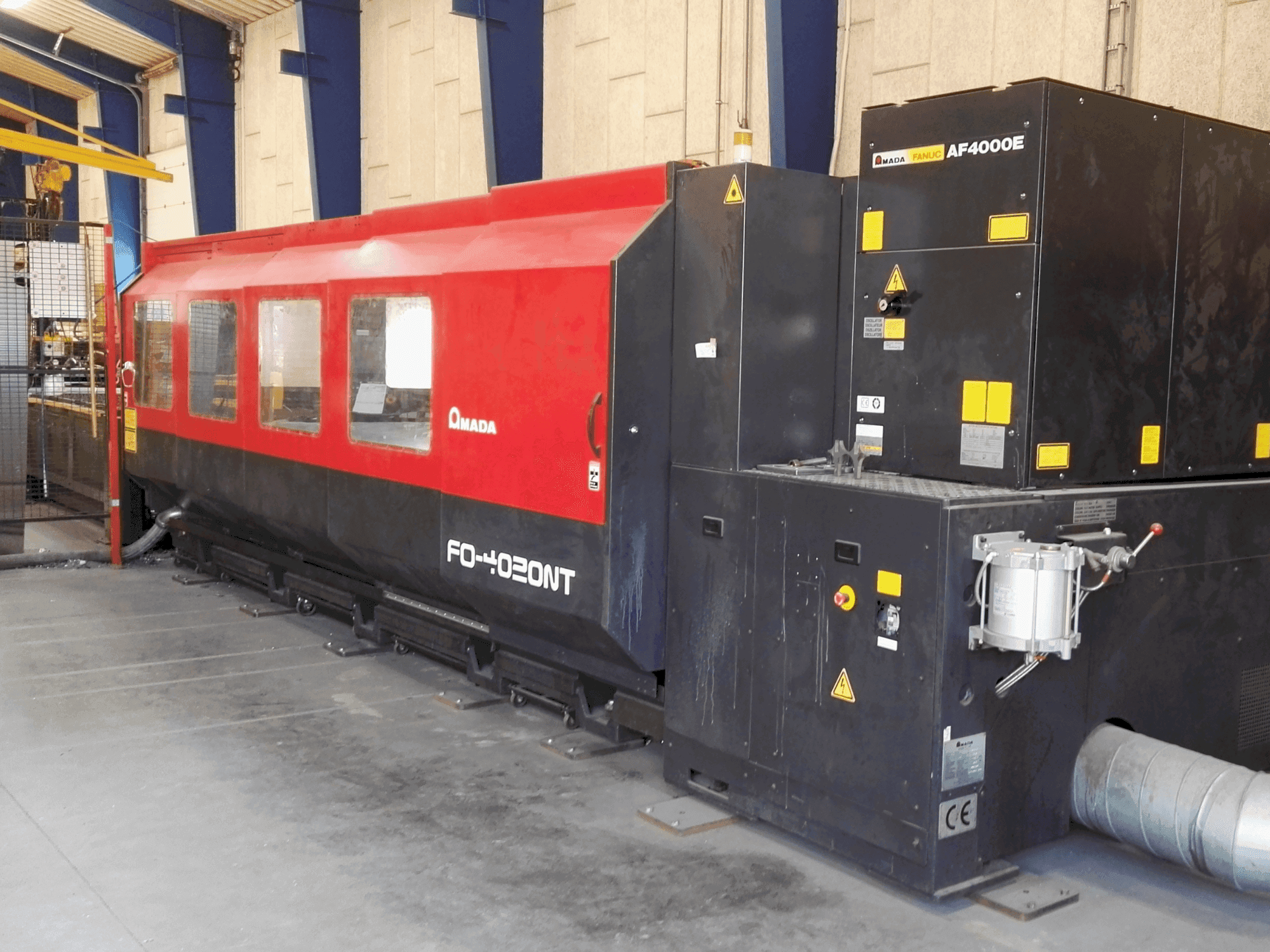 Vista frontal de la máquina AMADA FO-4020NT (2005)