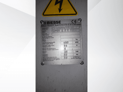 Placa de especificaciones técnicas del Centro de Mecanizado Biesse NC, mostrando detalles de voltaje, peso y potencia, vista lateral.