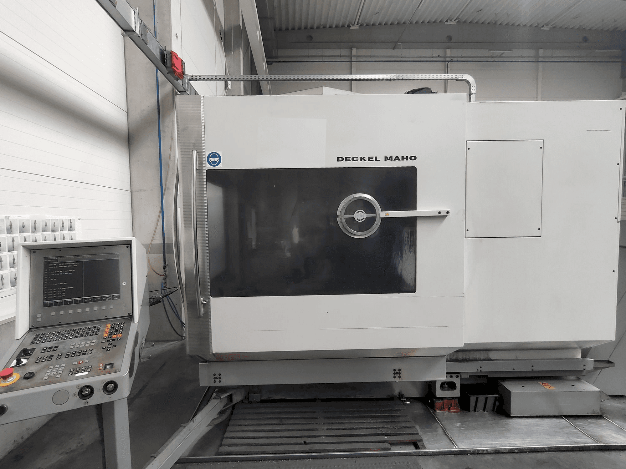 Vista frontal de la máquina DECKEL MAHO DMU 60P