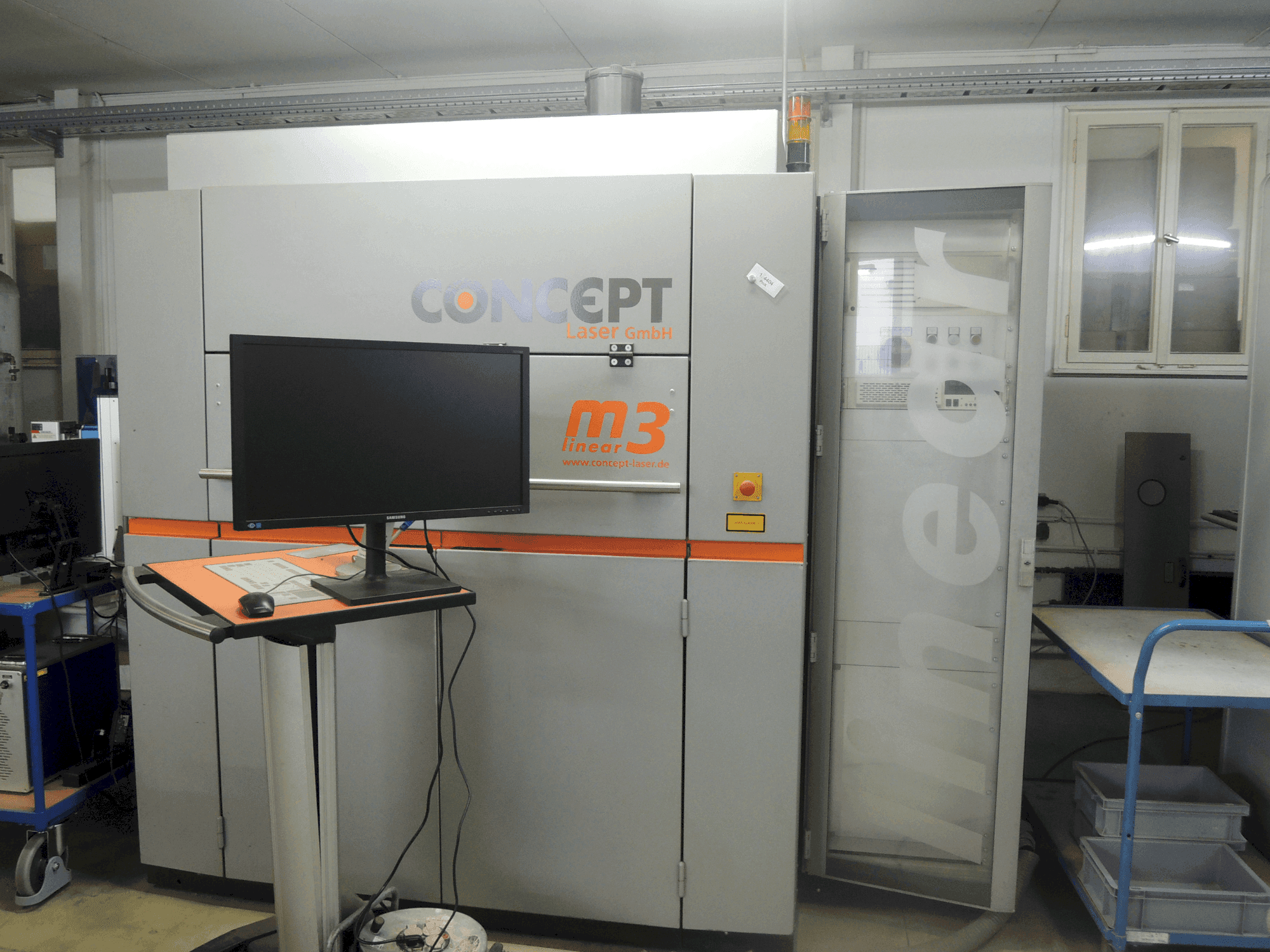 Vista frontal de la máquina CONCEPT LASER LASER M3 Linear