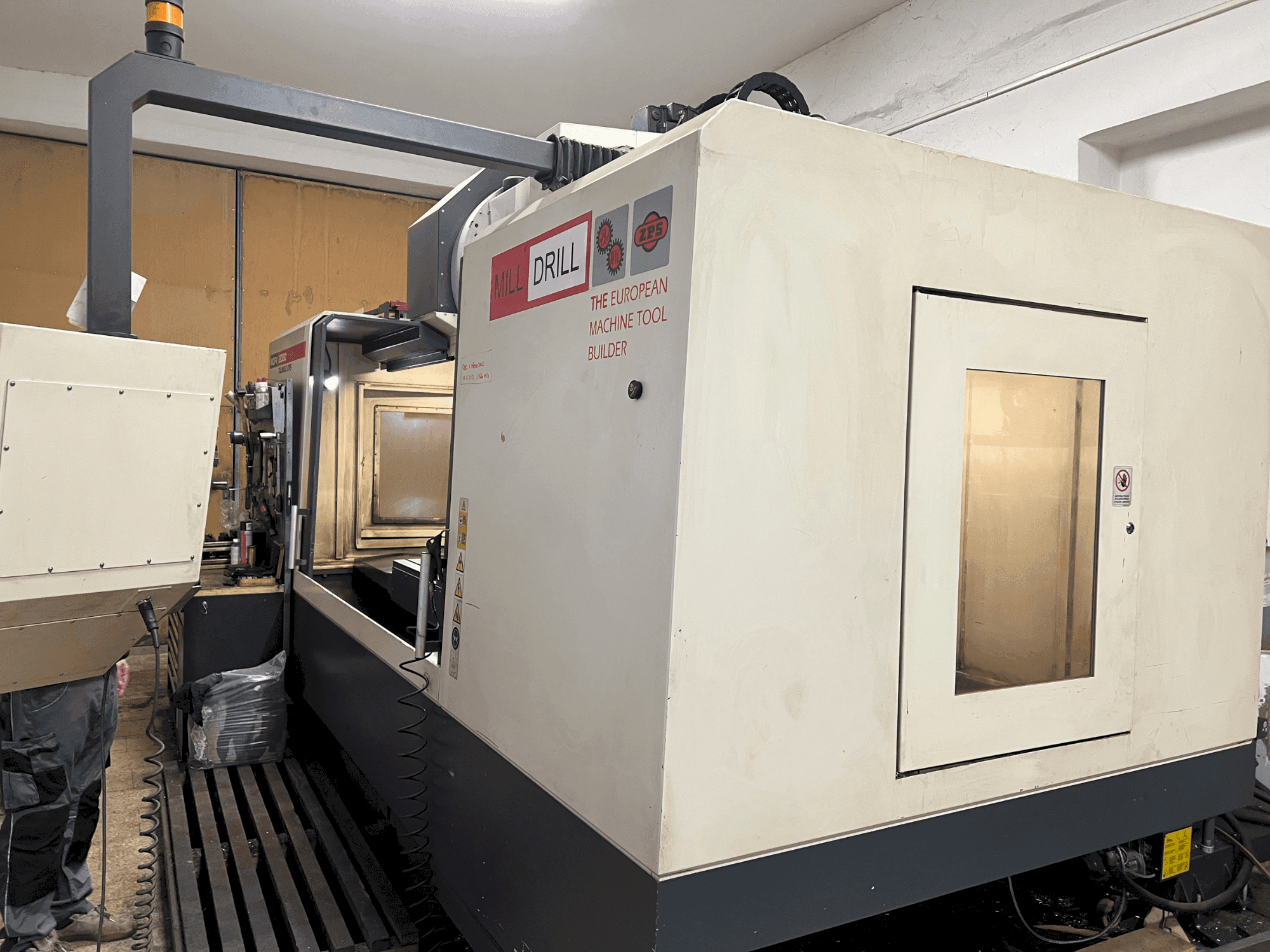 Vista frontal de la máquina TAJMAC-ZPS MCFV 2080