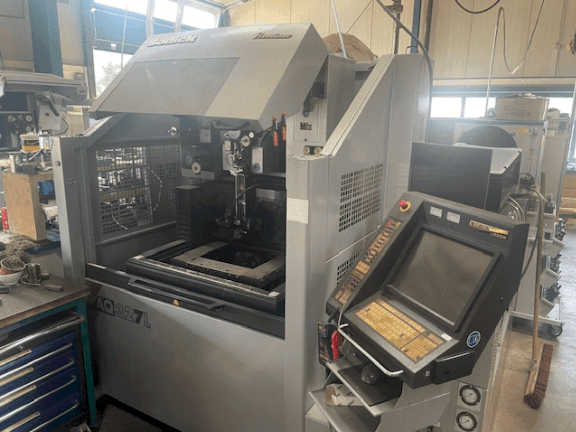 Vista frontal de la máquina Sodick AQ327l