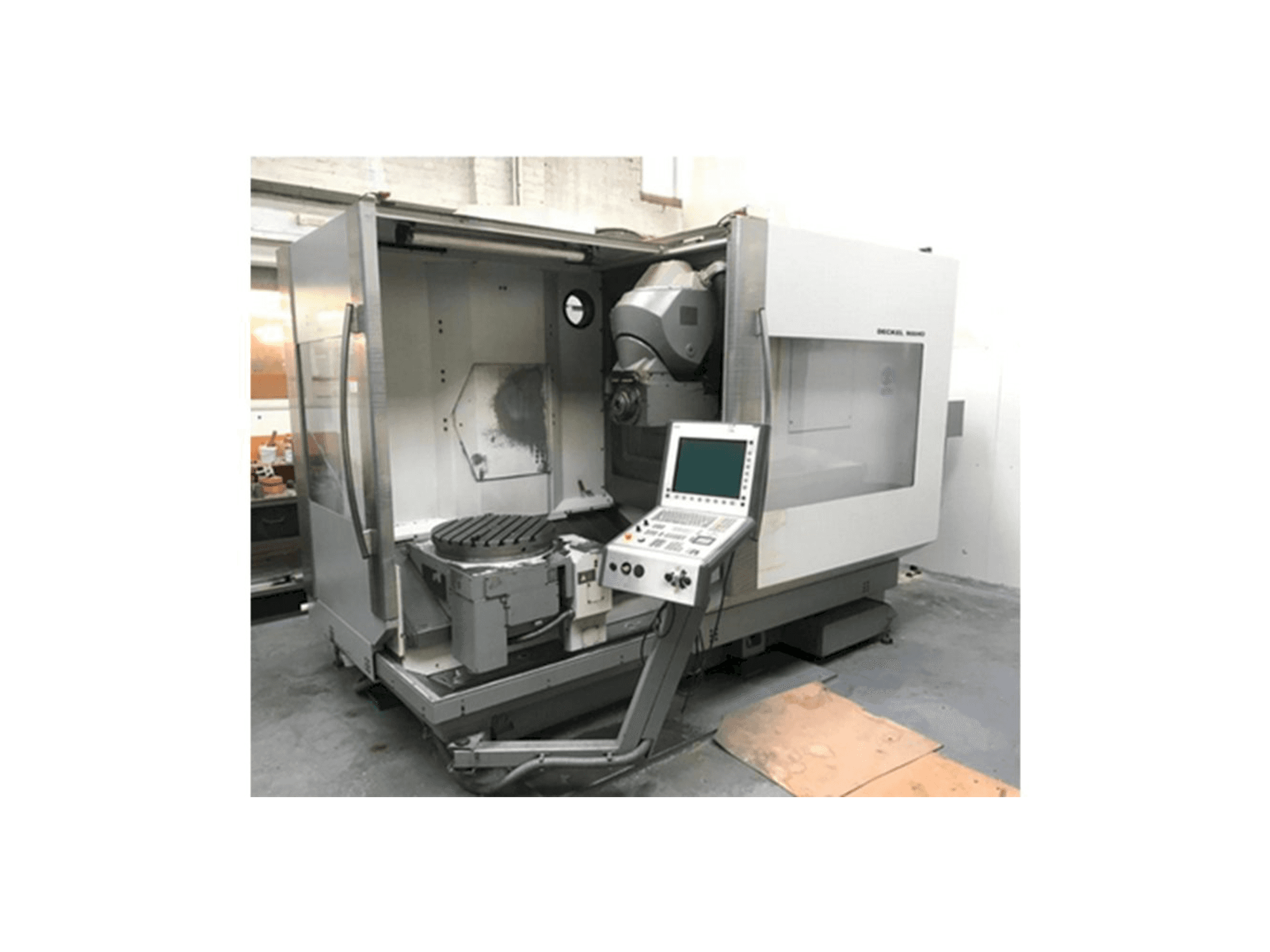 Vista frontal de la máquina DECKEL MAHO DMU 60P Hi-Dyn