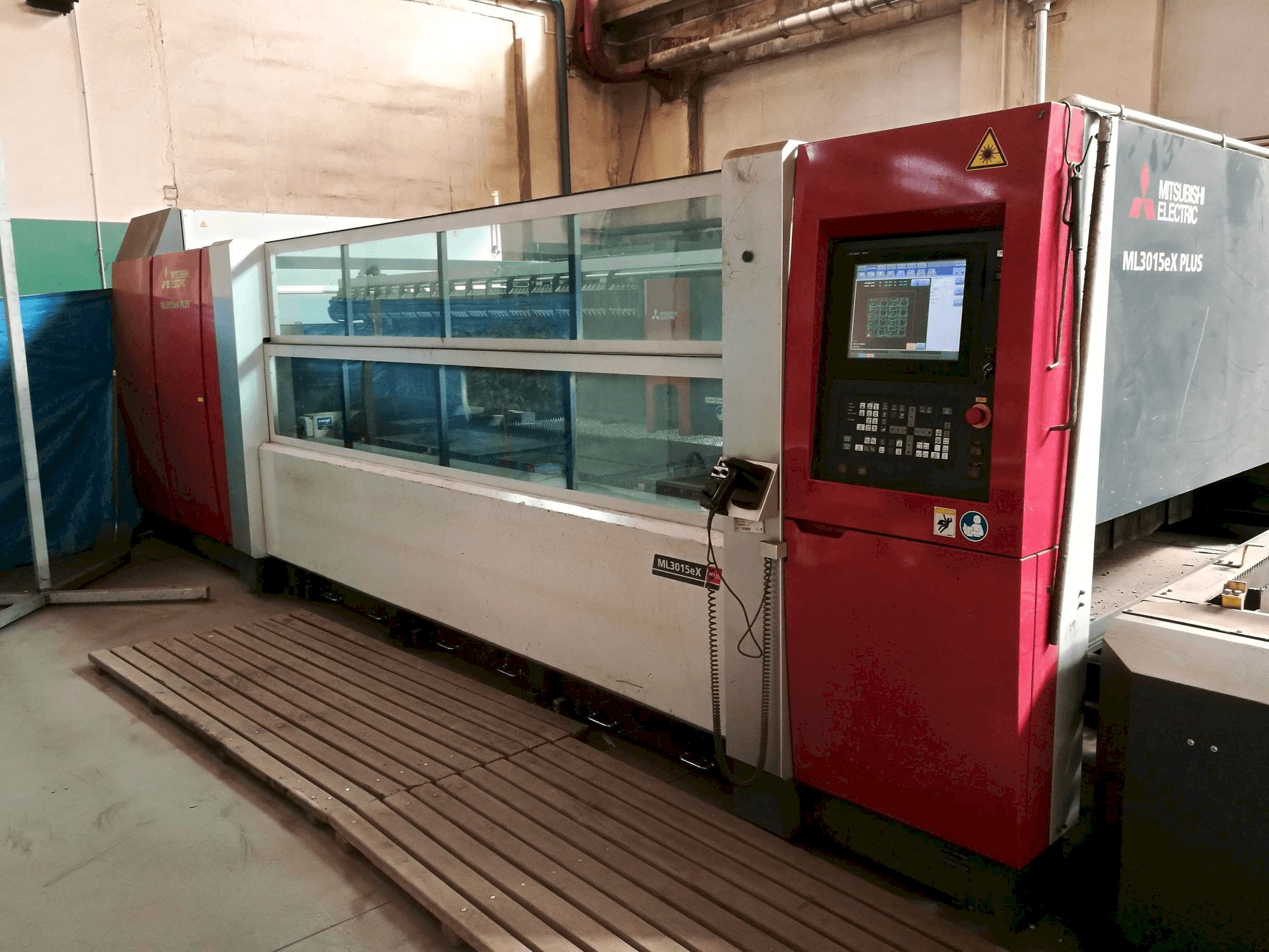 Vista frontal de la máquina Mitsubishi ML3015eX(S2)-45CF-R