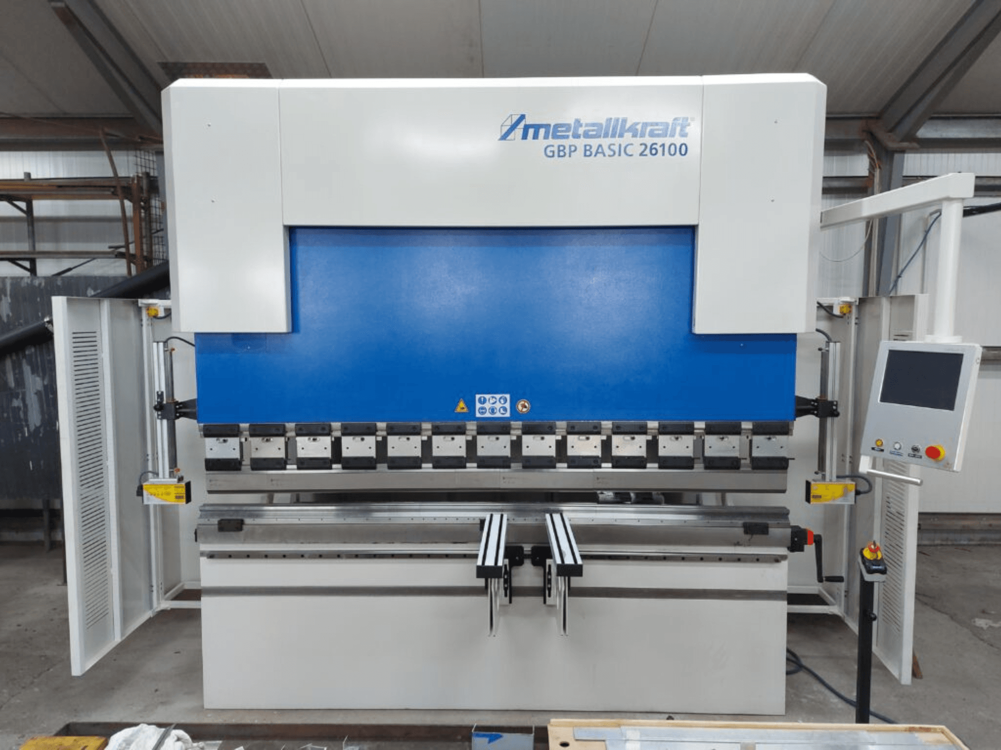 Plegadora de rollos GBP BASIC 26100 de Metallkraft en vista frontal, mostrando el panel de control y las características del área de plegado.