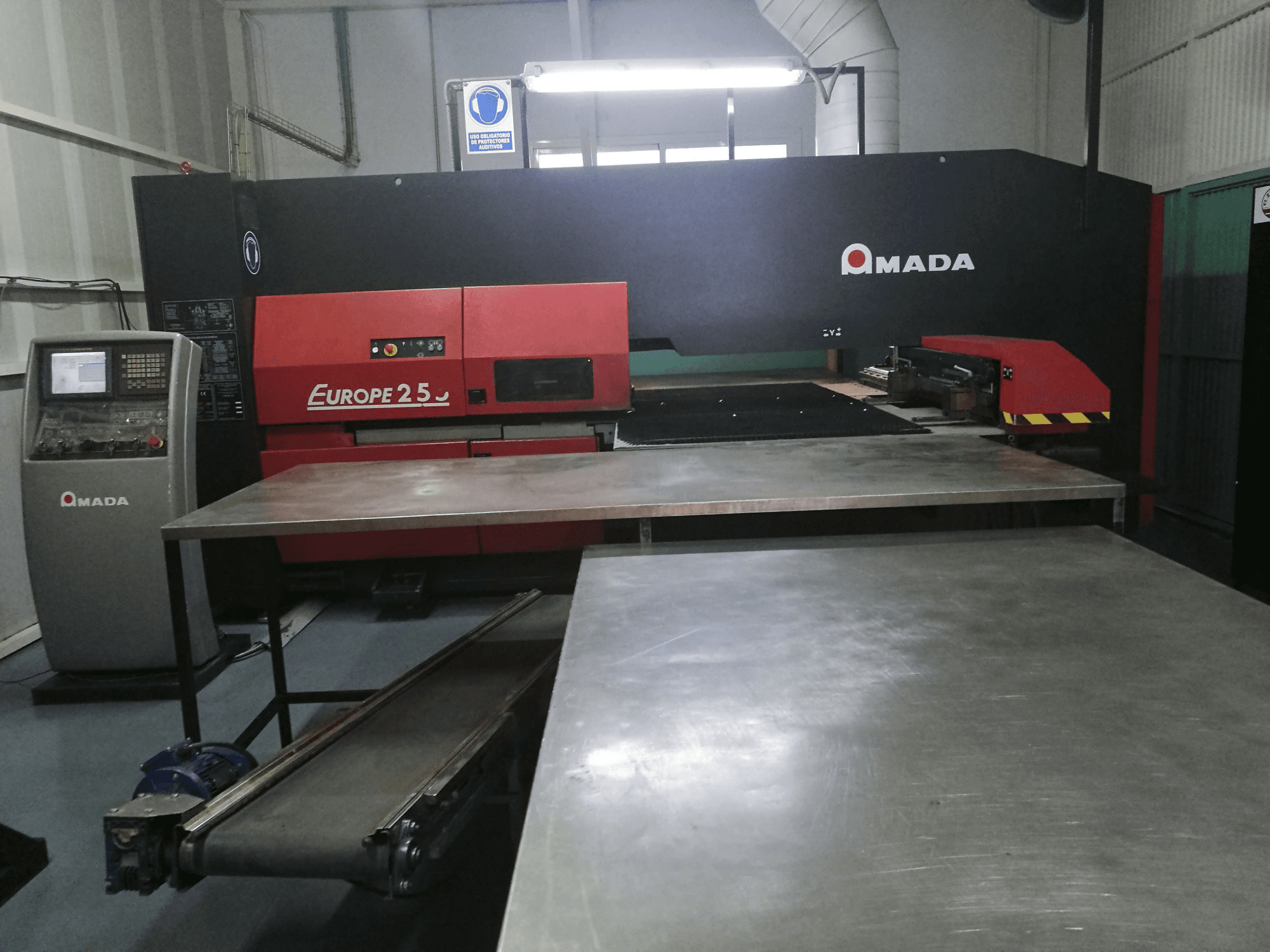 Vista frontal de la máquina AMADA EUROPE 255