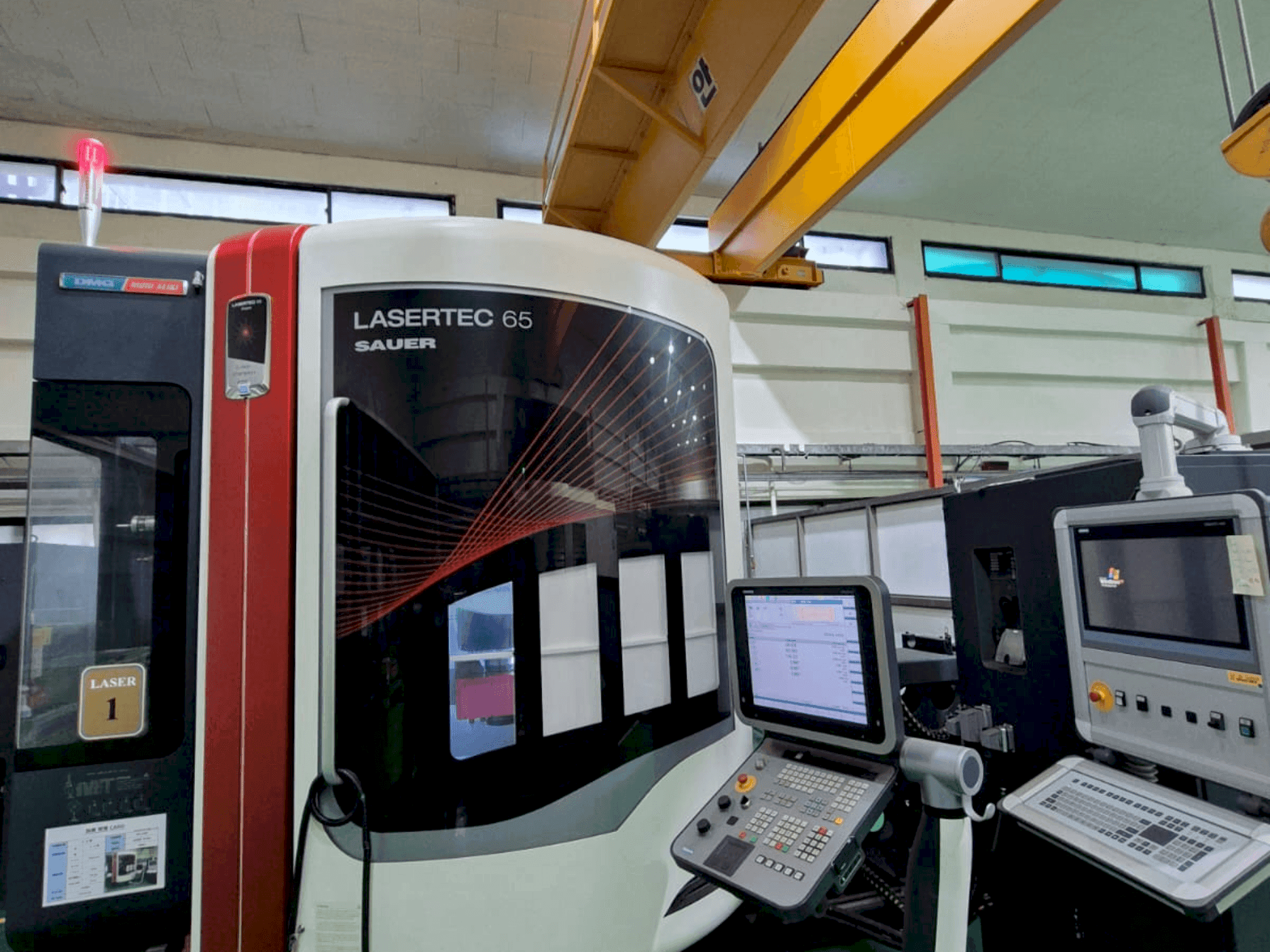 Vista frontal de la máquina DMG Mori Seiki LaserTech 65
