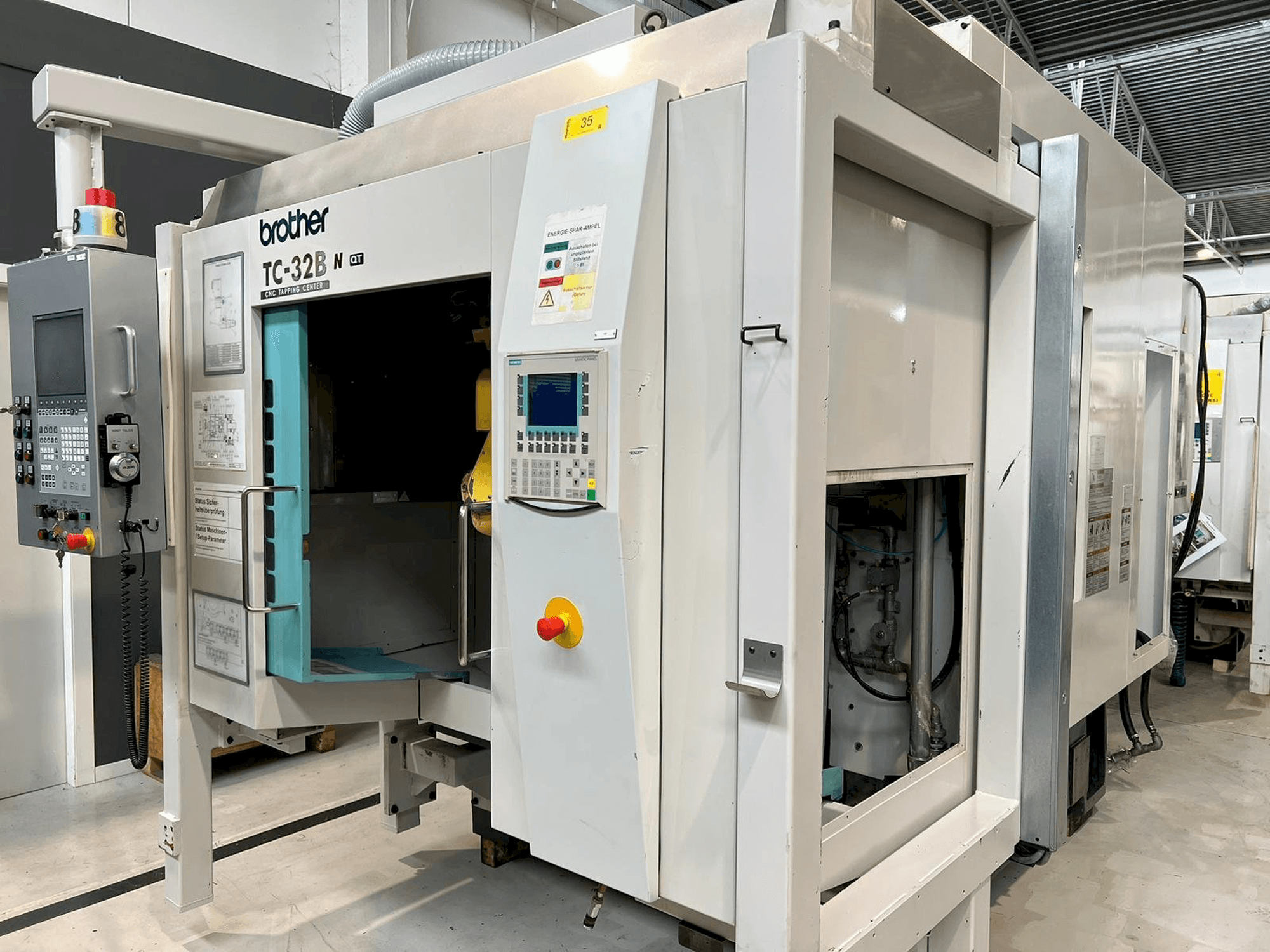 Vista frontal de la máquina Brother TC-32BN QT