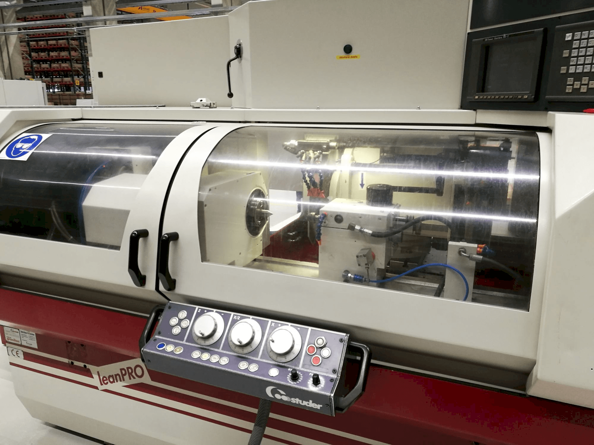 Vista frontal de la máquina STUDER S30 lean PRO