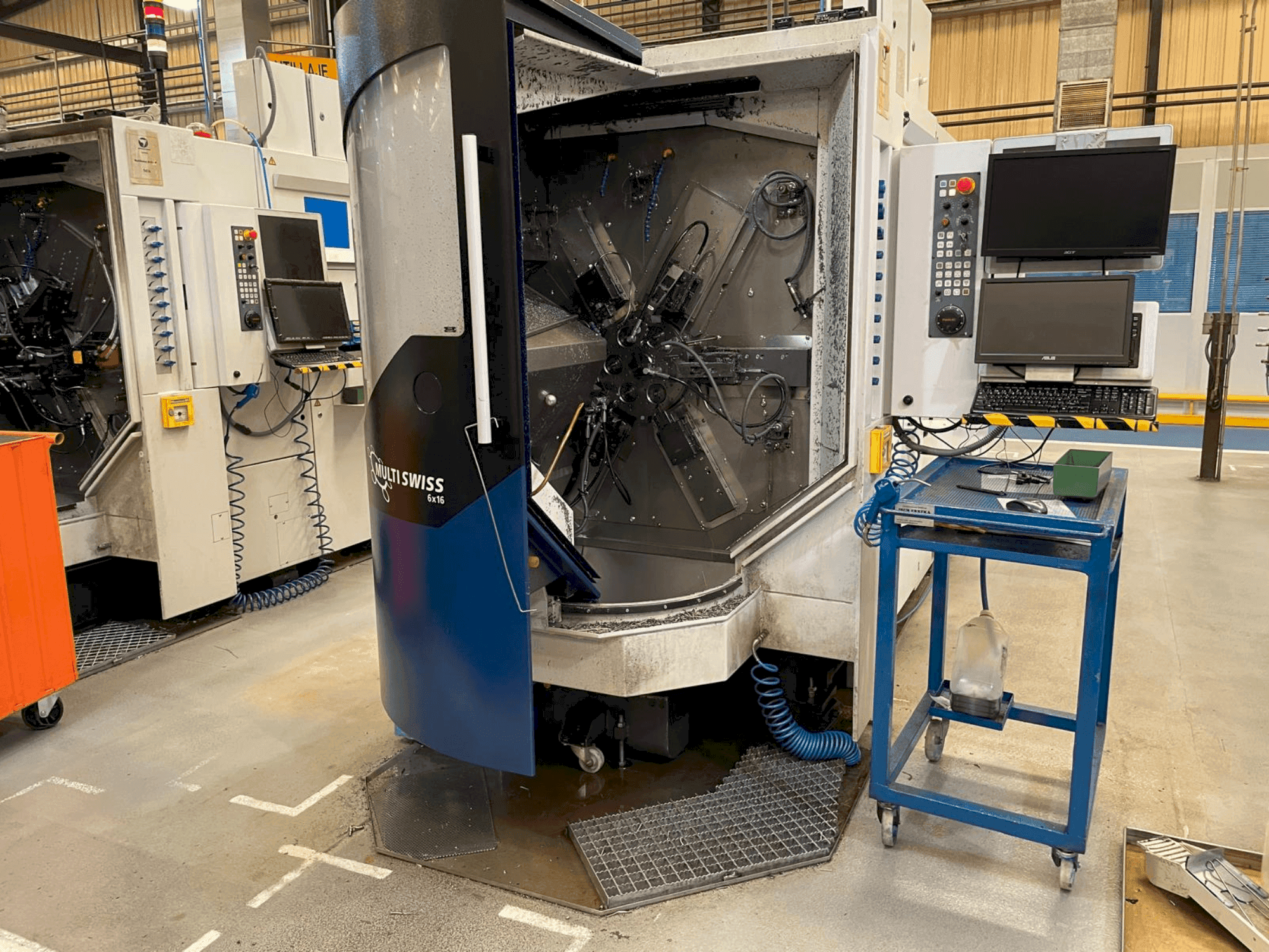 Vista frontal de la máquina TORNOS MultiSwiss 6x16