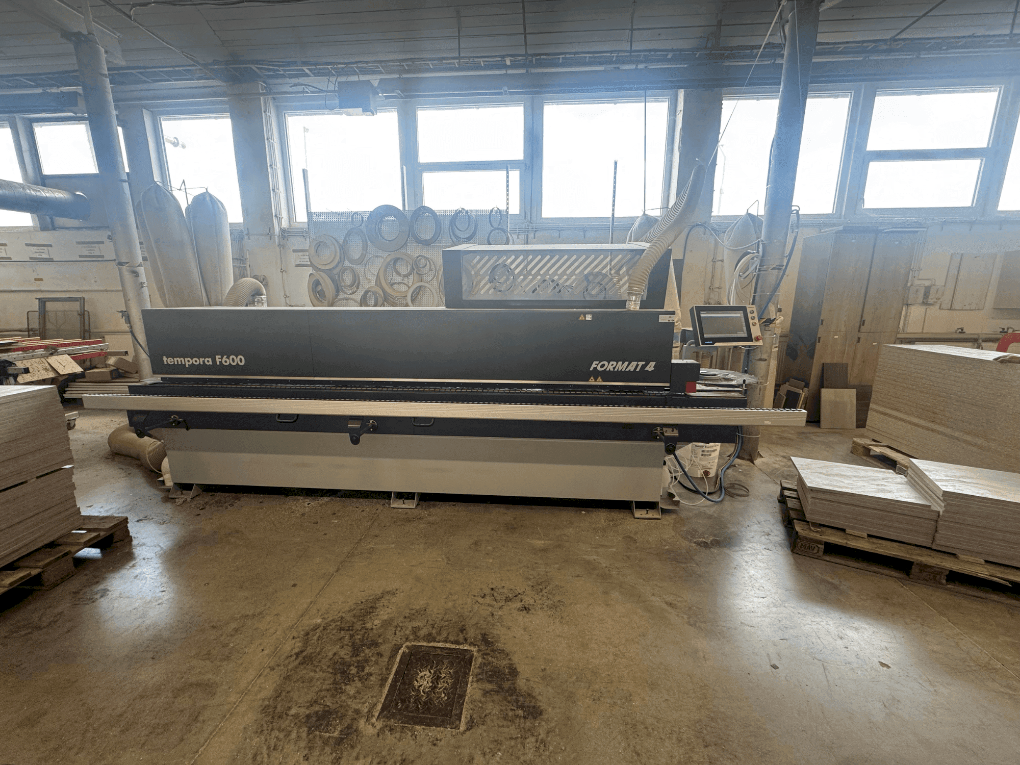 Front view of FORMAT4 TEMPORA 60.06 glueBox x-motion machine