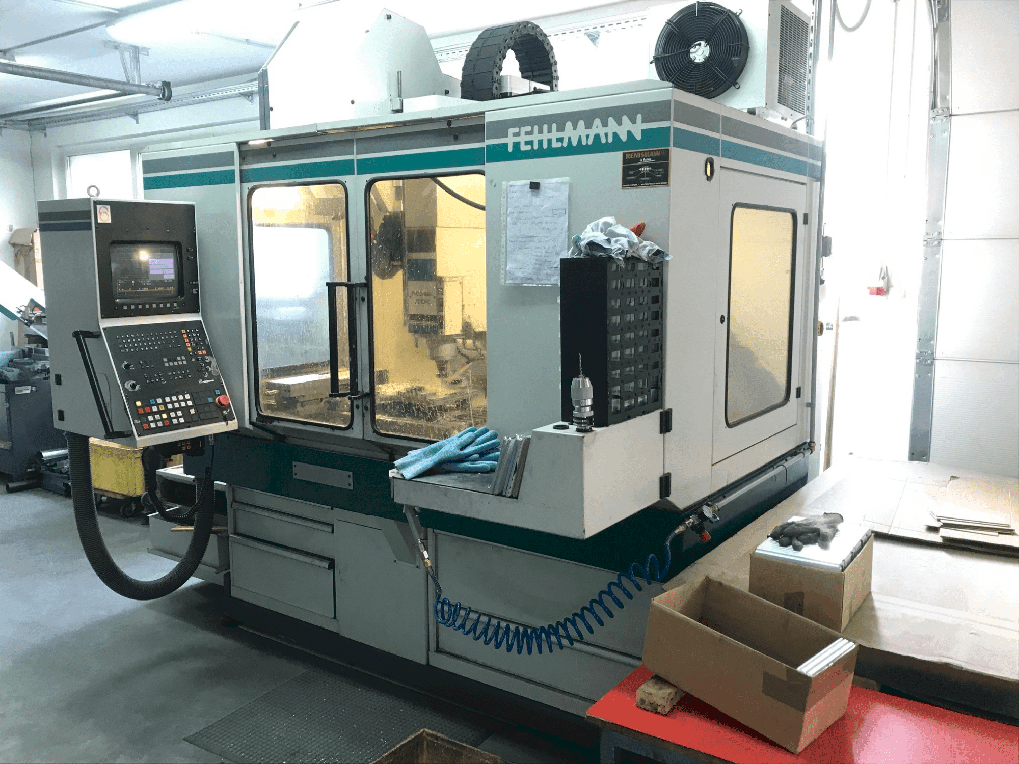 Vista frontal de la máquina FEHLMANN Picomax 82 CNC