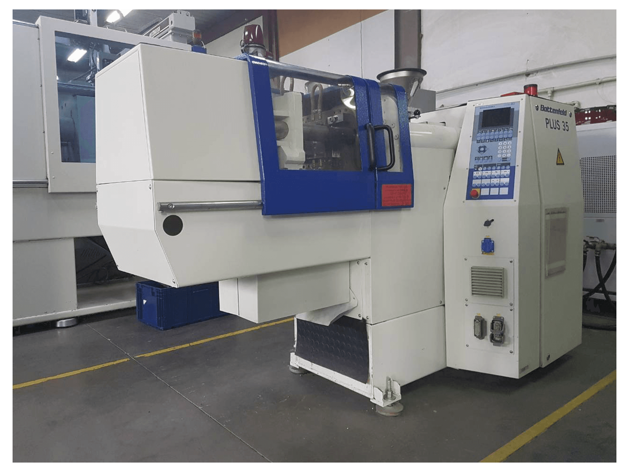 Vista frontal de la máquina Battenfeld PLUS 35/75