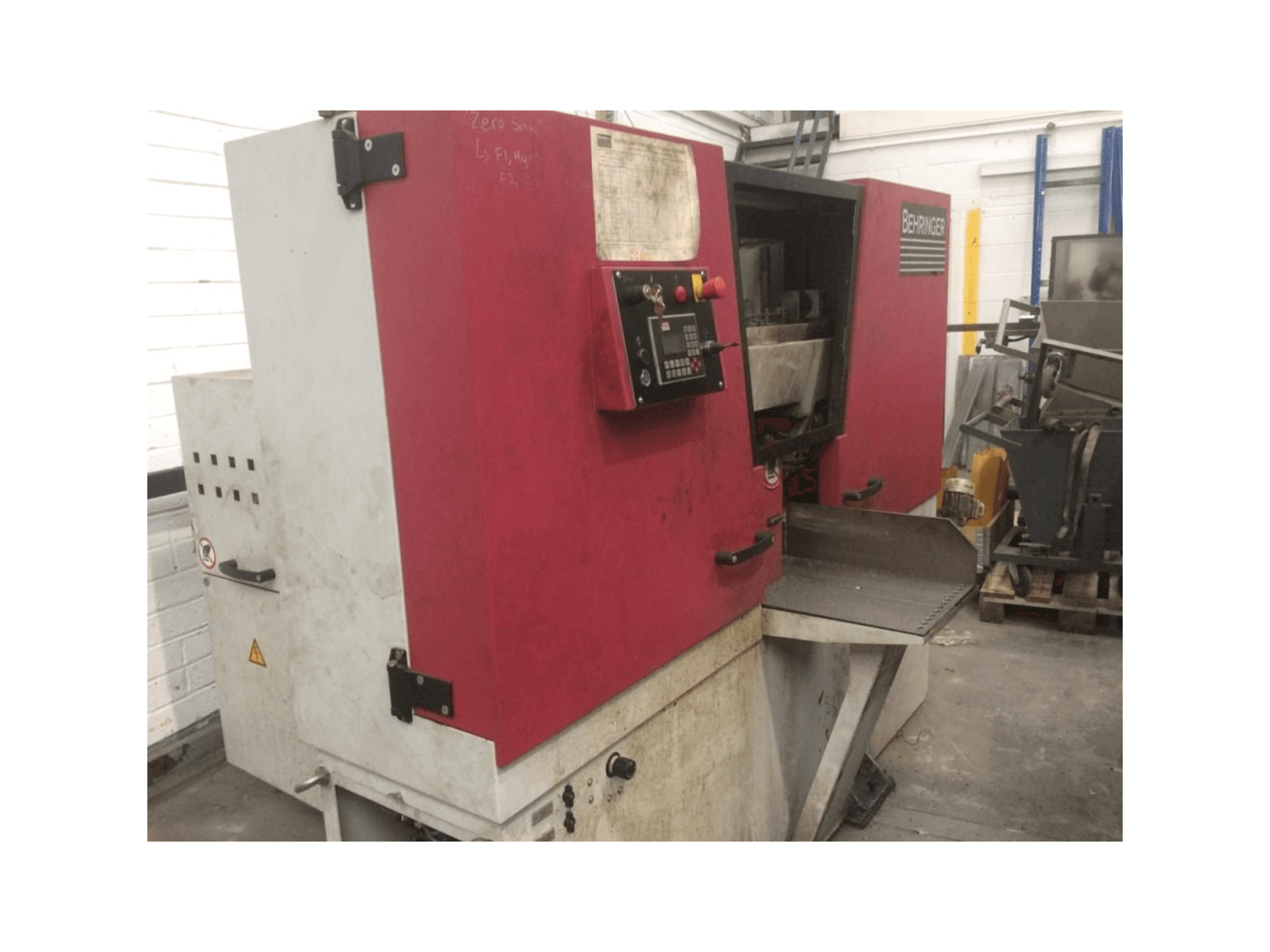 Vista frontal de la máquina Behringer HBE261 A