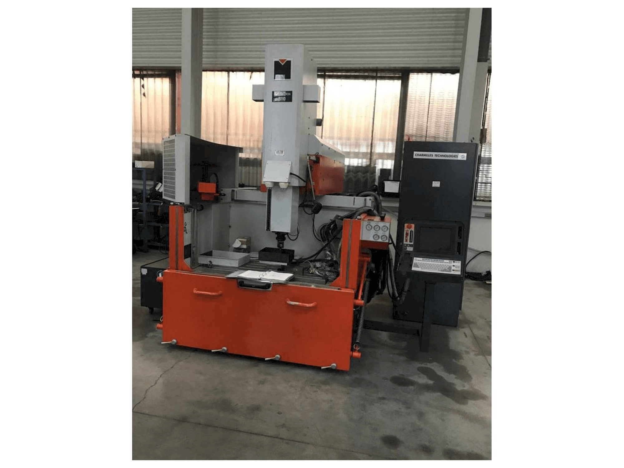 Vista frontal de la máquina CHARMILLES ROBOFORM 810