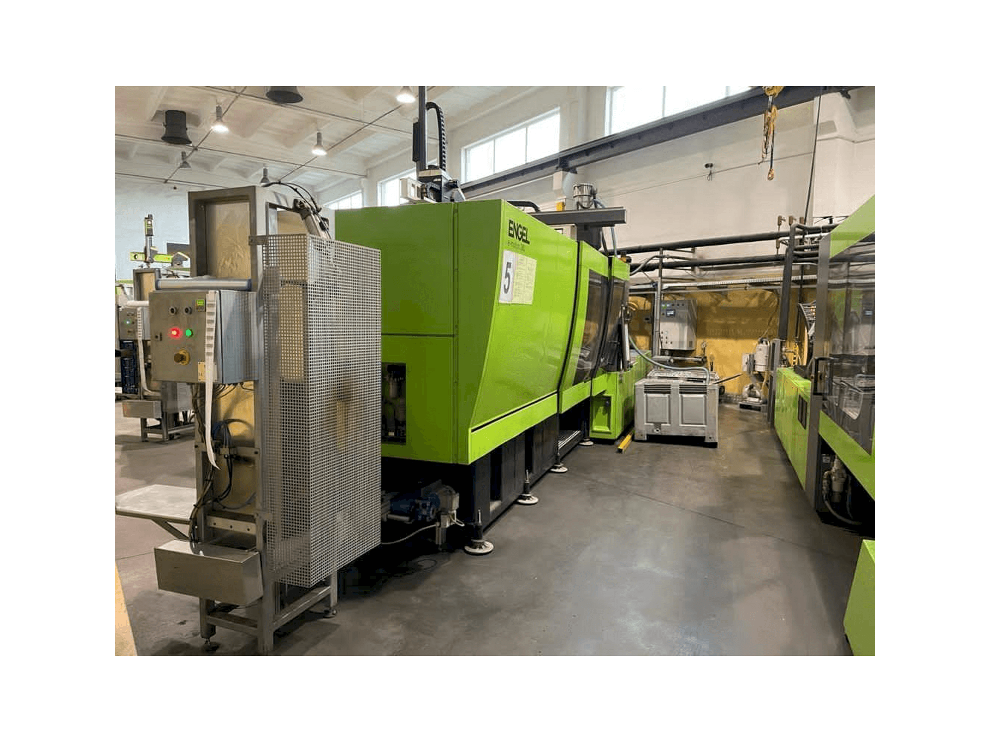 Front view of ENGEL e-motion 2440/380 T machine