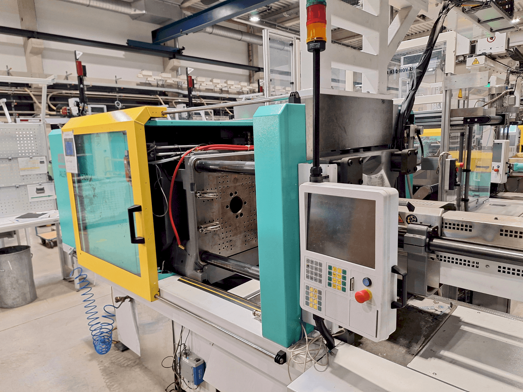 Vista frontal de la máquina Arburg 520 H