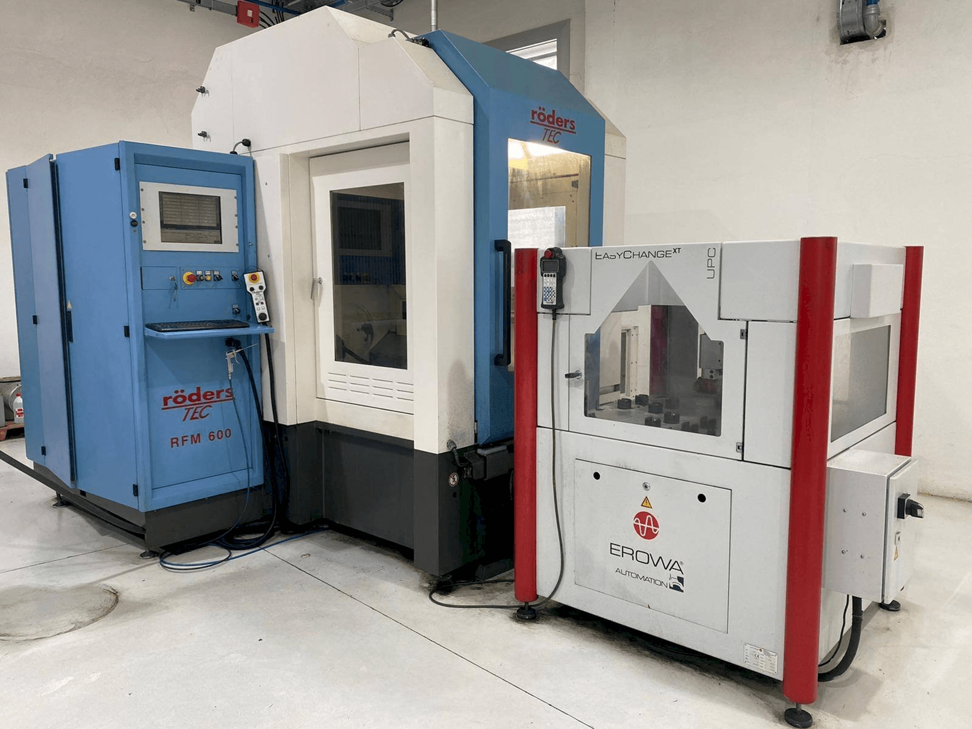 Vista frontal de la máquina Roders RFM 600