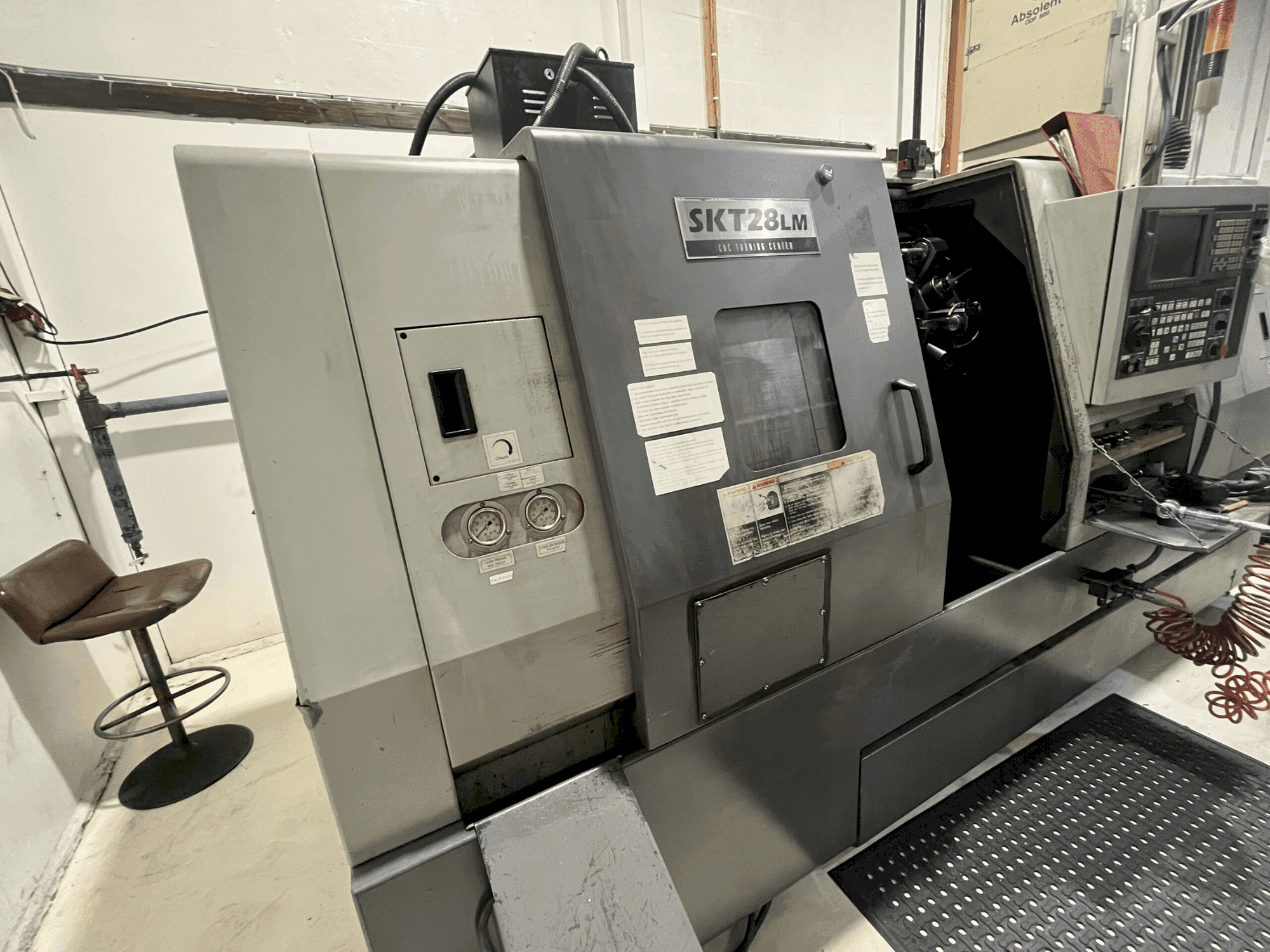 Vista frontal de la máquina Hyundai Kia SKT 28 LM