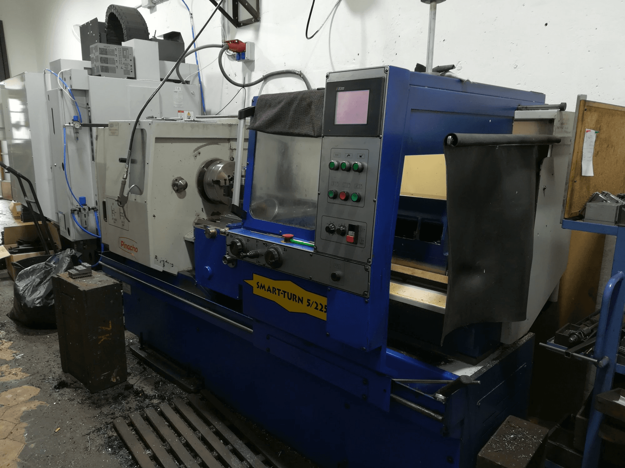 Vista frontal de la máquina Pinacho Smart-Turn 5/225