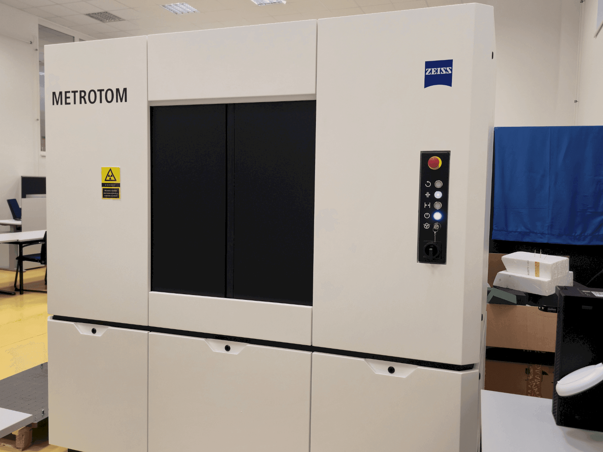 Front view of ZEISS Metrotom 6Scout machine